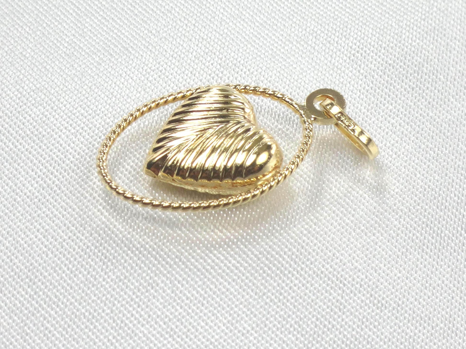 18k Yellow Gold Puffy Heart Charm - Vintage Ribbed Pendant in Oval Surround