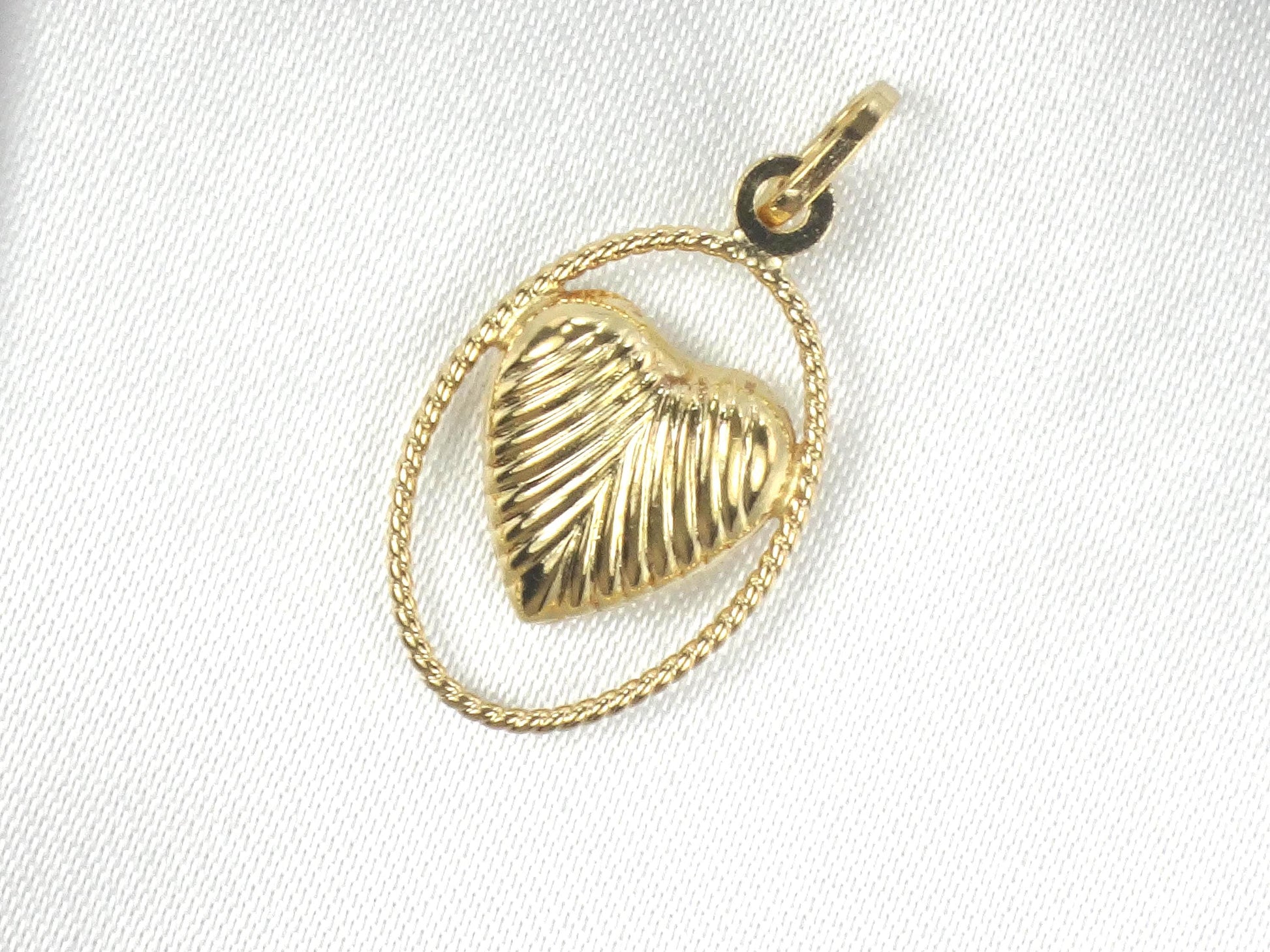 18k Yellow Gold Puffy Heart Charm - Vintage Ribbed Pendant in Oval Surround