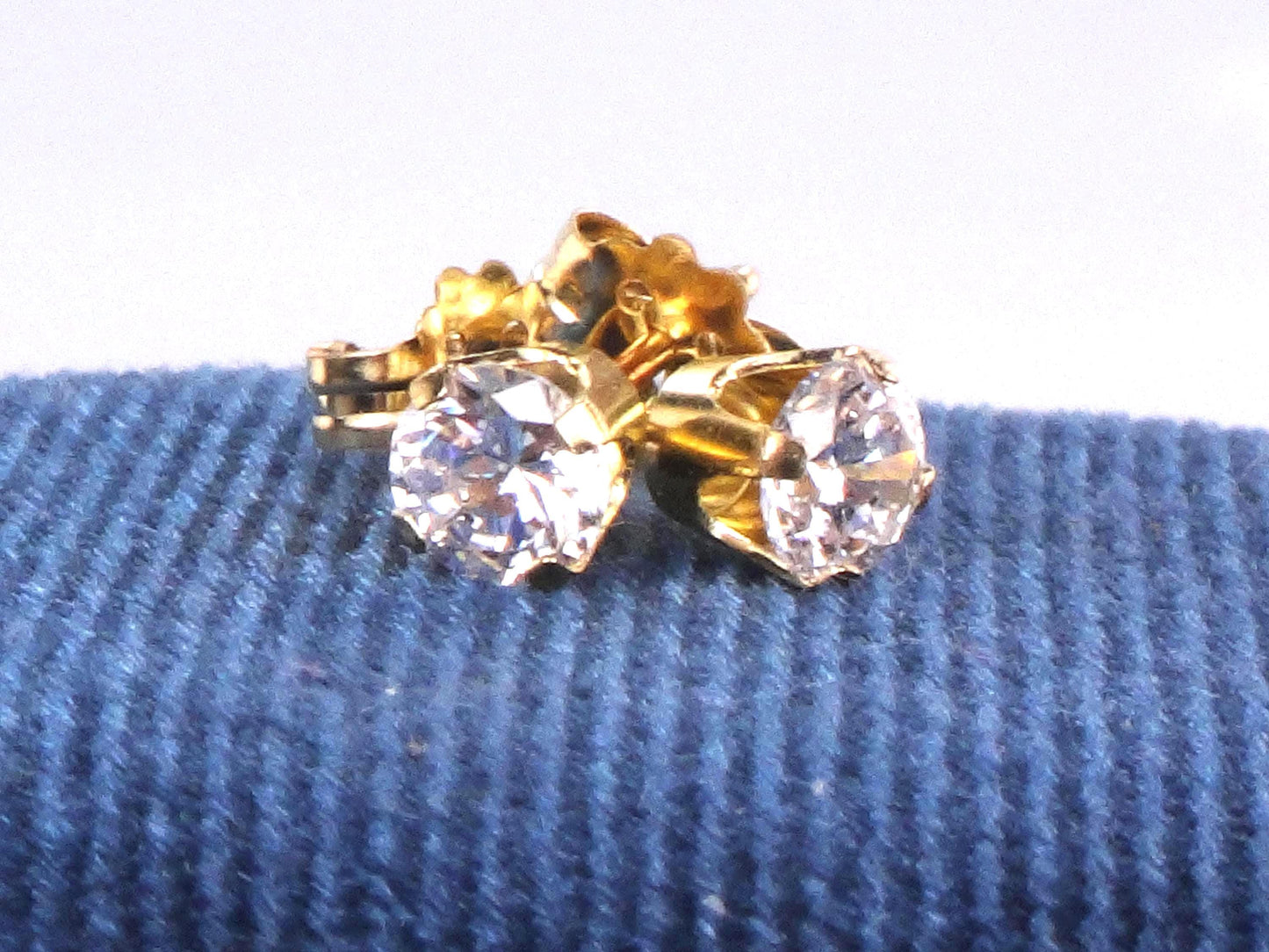 14k Yellow Gold Round CZ Cubic Zirconia Stud Earrings - Vintage Fine Jewelry