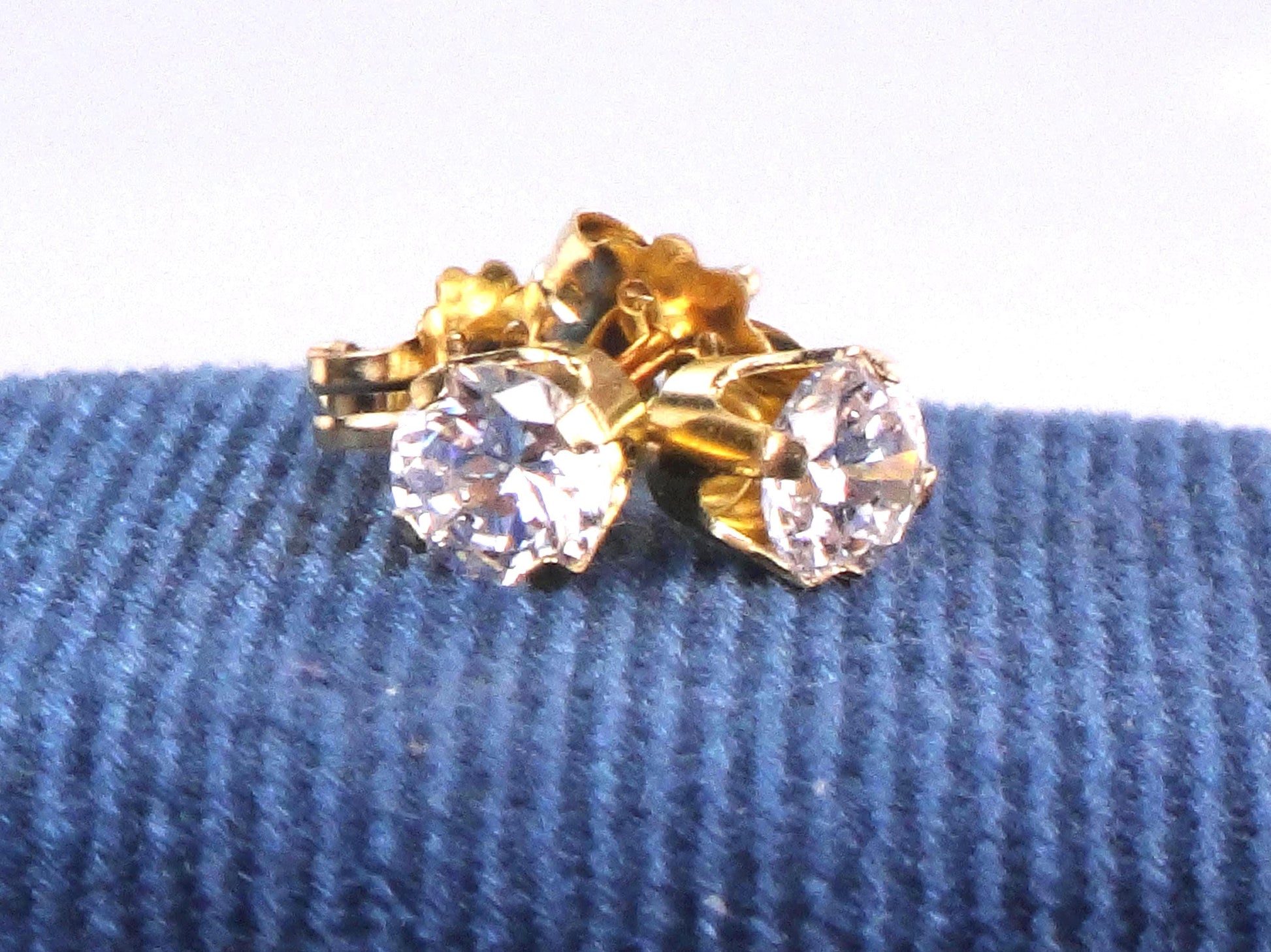 14k Yellow Gold Round CZ Cubic Zirconia Stud Earrings - Vintage Fine Jewelry