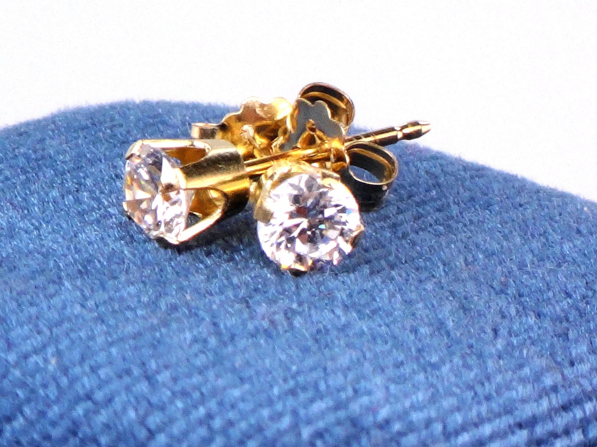 14k Yellow Gold Round CZ Cubic Zirconia Stud Earrings - Vintage Fine Jewelry