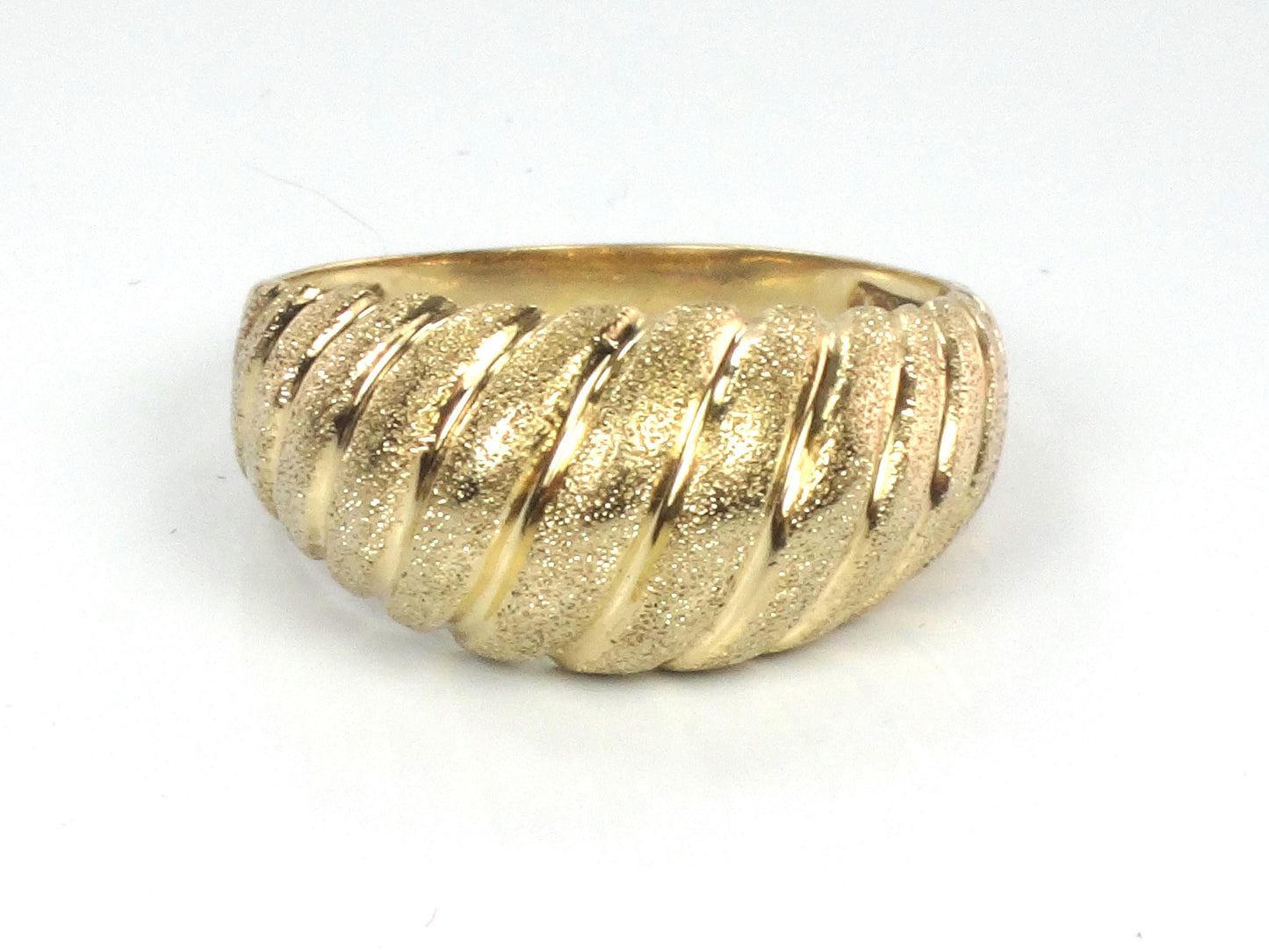 Vintage 14k Yellow Gold Ribbed Dome Ring - Shrimp Ring - Size 7.25
