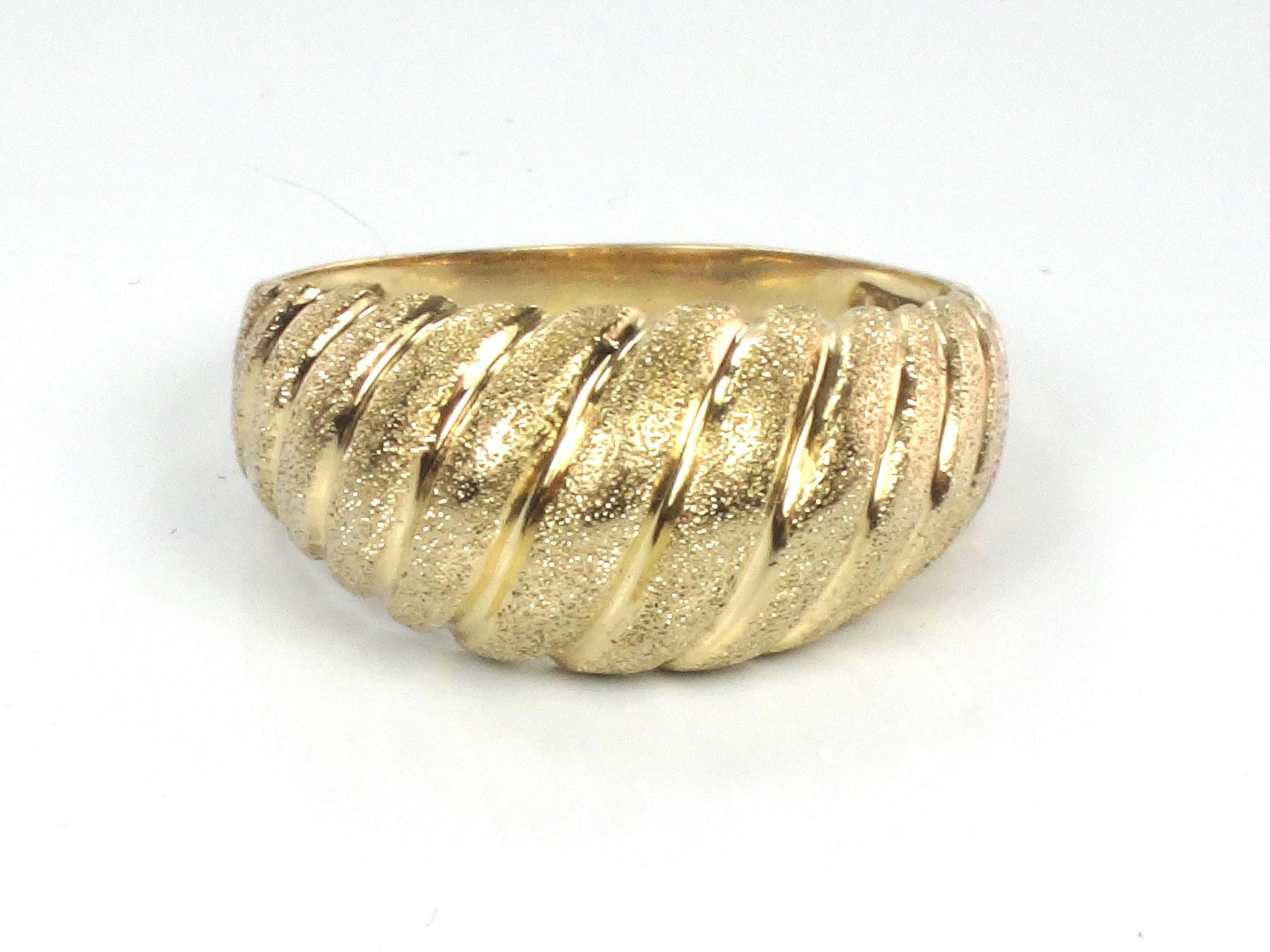 Vintage 14k Yellow Gold Ribbed Dome Ring - Shrimp Ring - Size 7.25