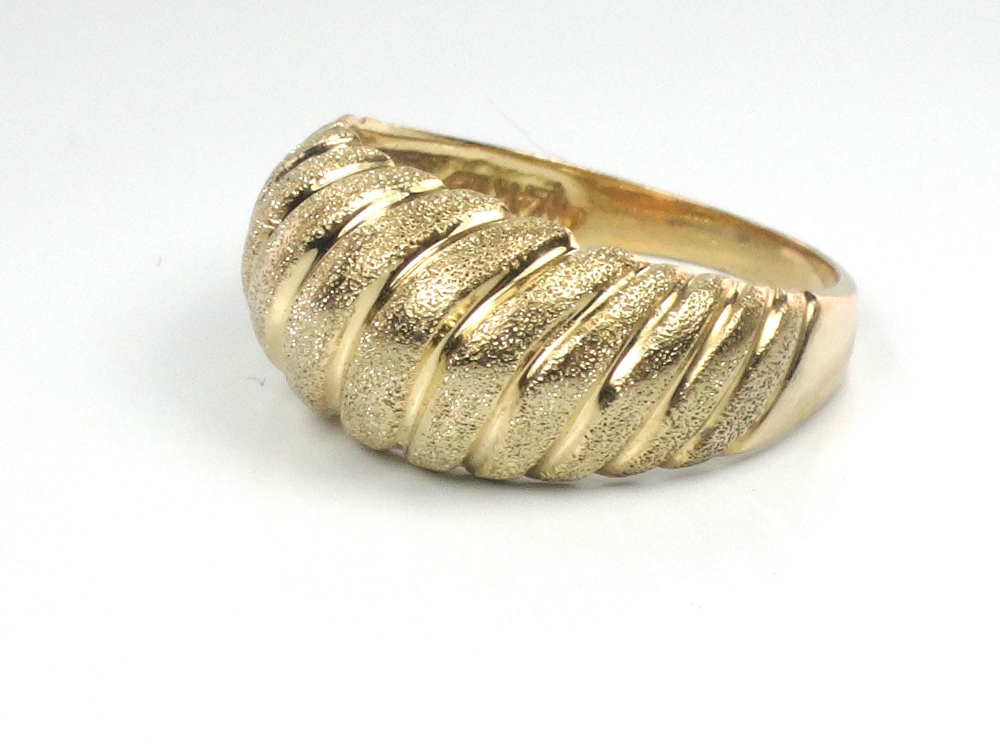 Vintage 14k Yellow Gold Ribbed Dome Ring - Shrimp Ring - Size 7.25