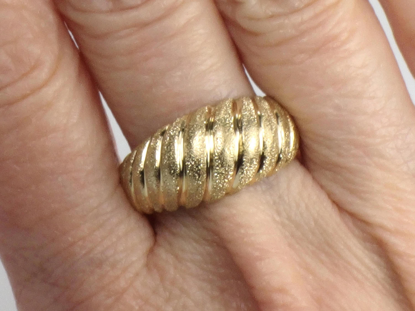 Vintage 14k Yellow Gold Ribbed Dome Ring - Shrimp Ring - Size 7.25