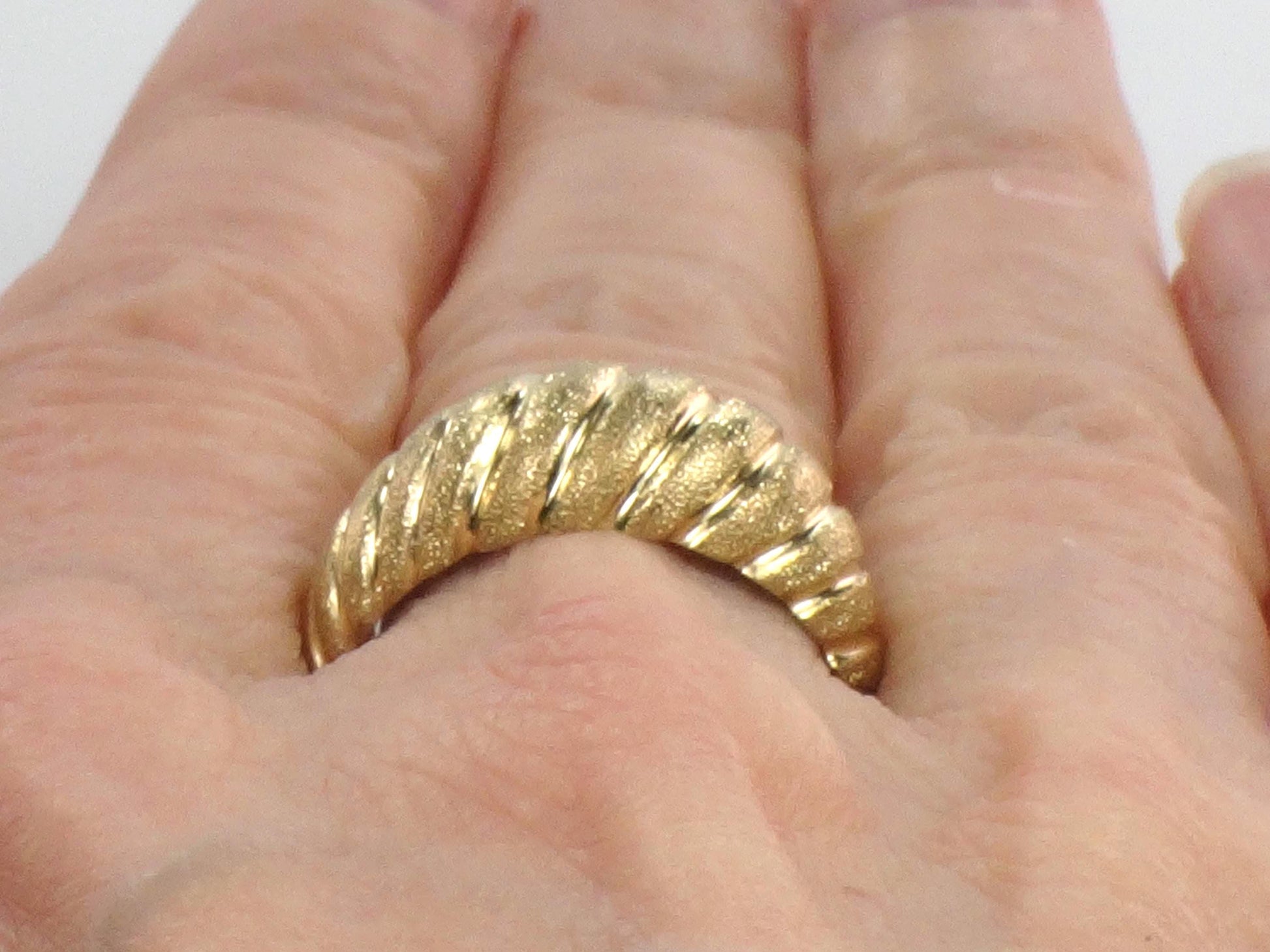 Vintage 14k Yellow Gold Ribbed Dome Ring - Shrimp Ring - Size 7.25