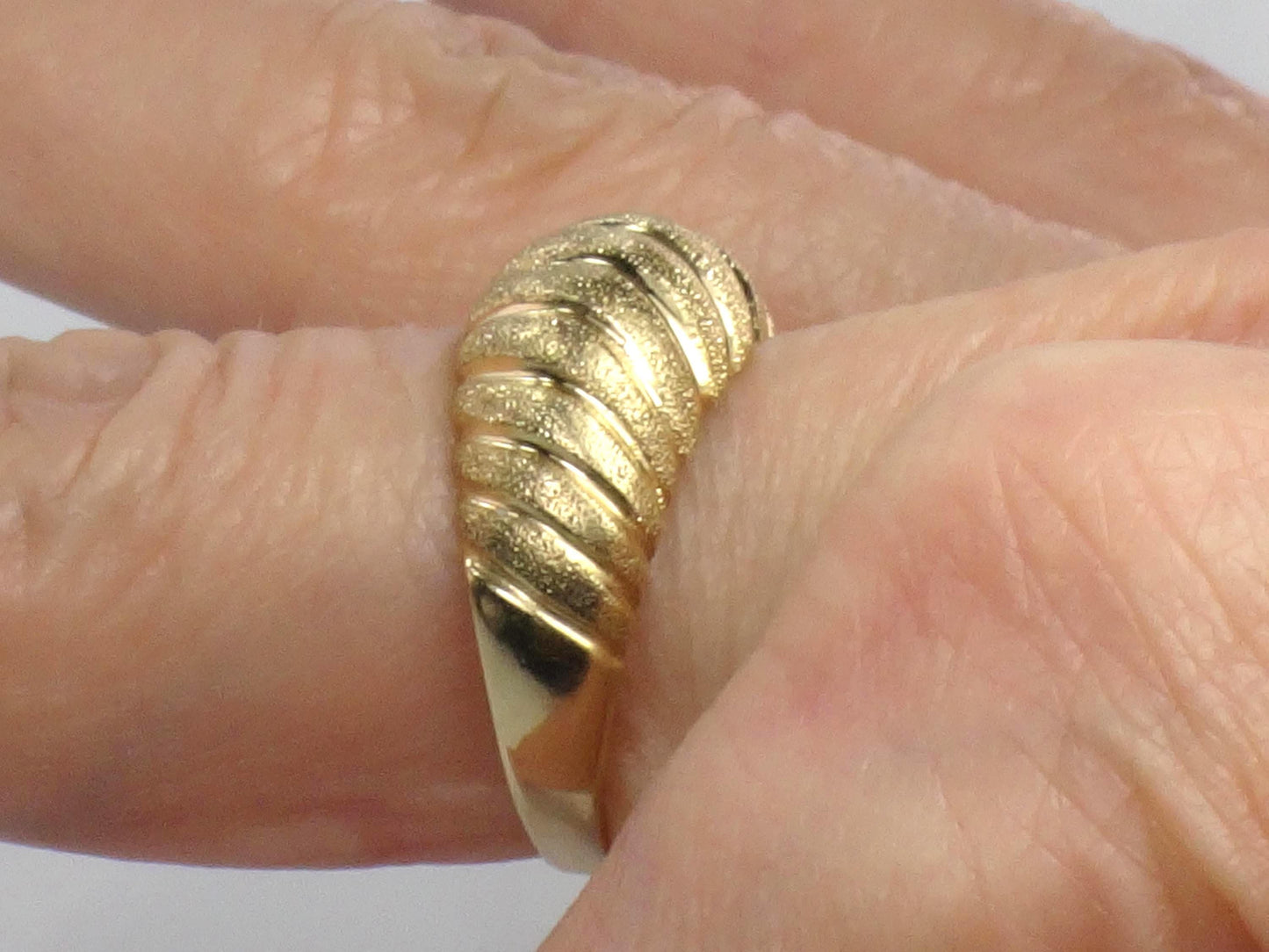 Vintage 14k Yellow Gold Ribbed Dome Ring - Shrimp Ring - Size 7.25