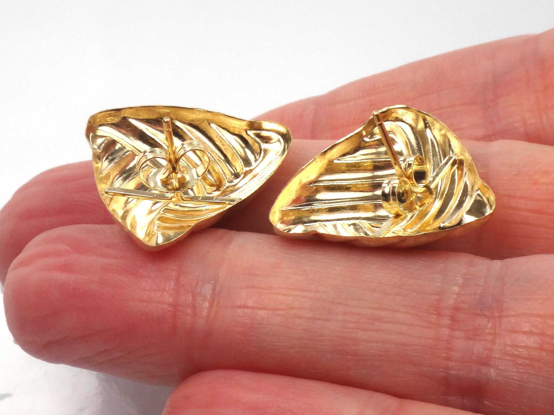 Vintage 14k Yellow Gold Ribbed Triangle Stud Earrings - Lightweight