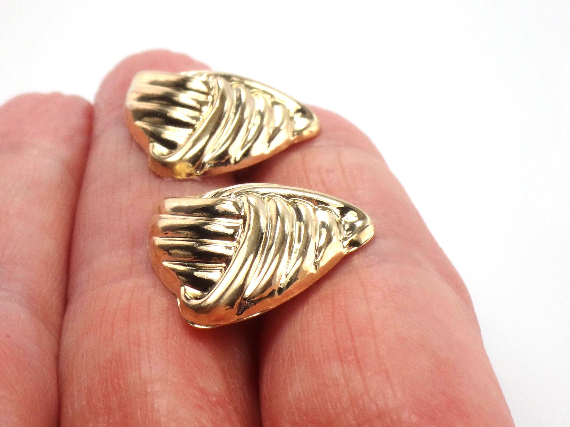 Vintage 14k Yellow Gold Ribbed Triangle Stud Earrings - Lightweight