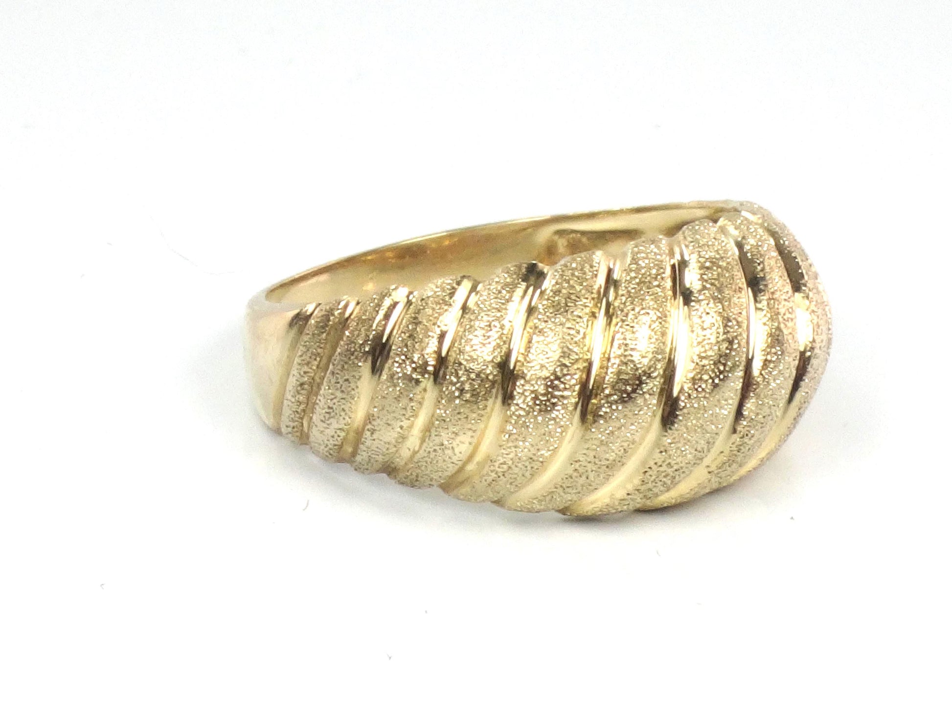 Vintage 14k Yellow Gold Ribbed Dome Ring - Shrimp Ring - Size 7.25