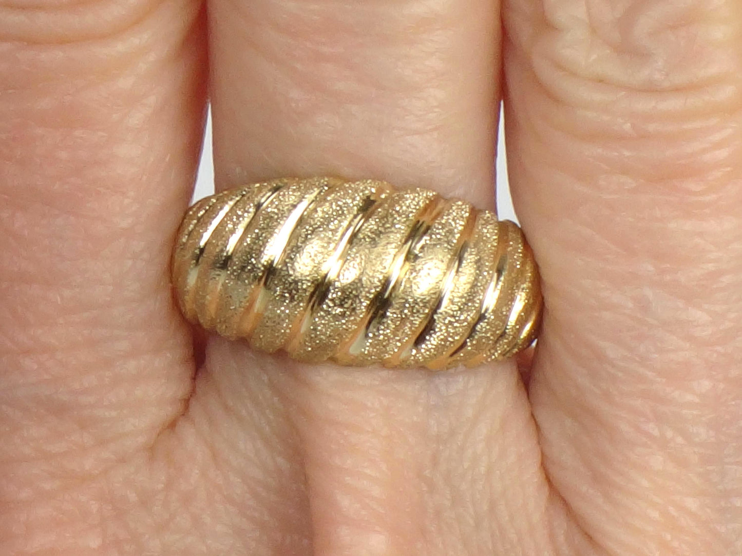 Vintage 14k Yellow Gold Ribbed Dome Ring - Shrimp Ring - Size 7.25