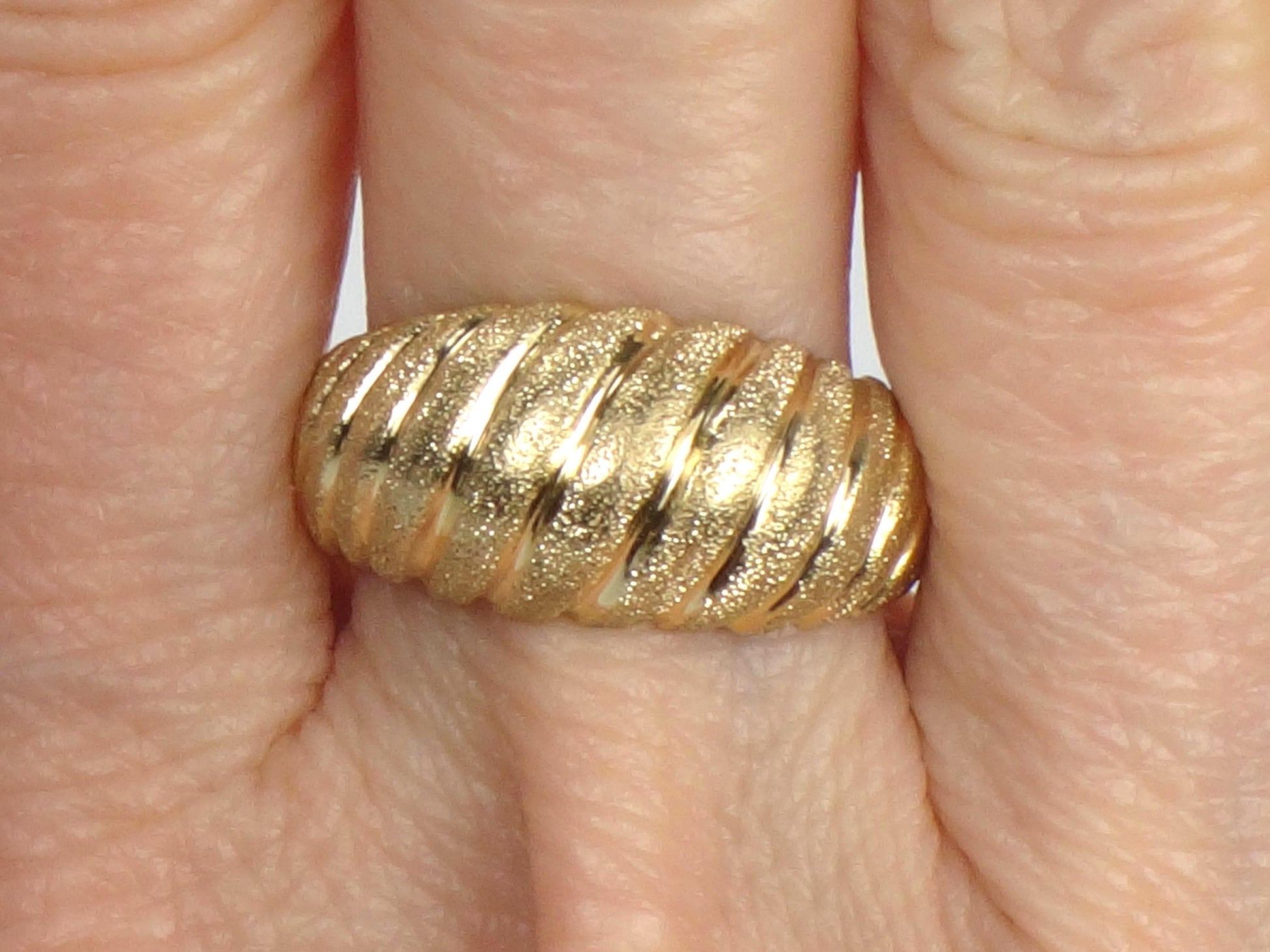 Vintage 14k Yellow Gold Ribbed Dome Ring - Shrimp Ring - Size 7.25