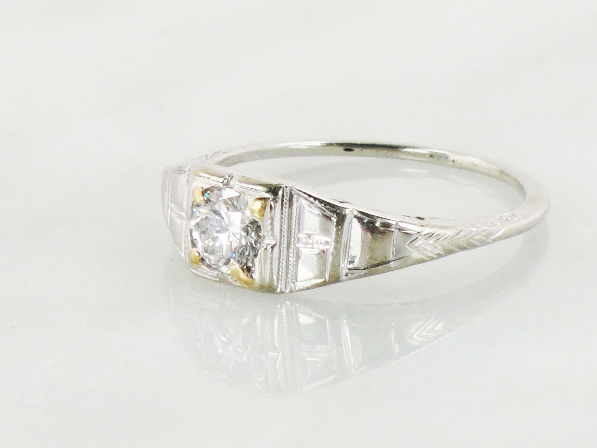 Art Deco 18k Gold Diamond Engagement Ring: Vintage 1930s Round Cut
