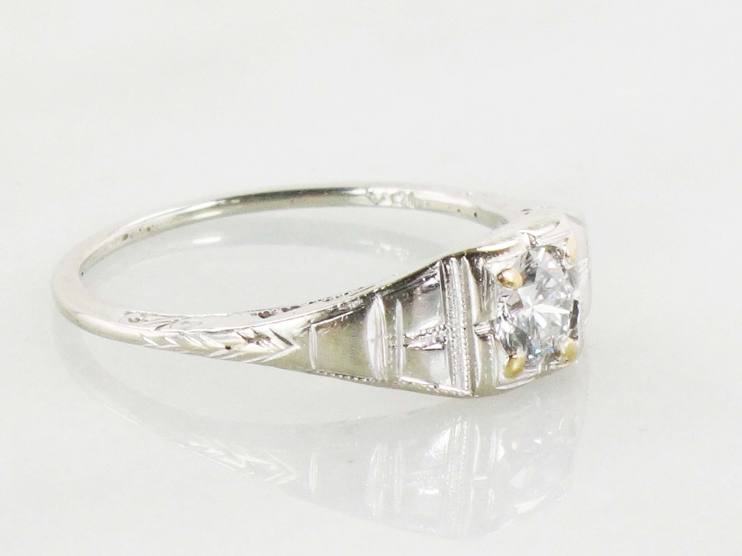 Art Deco 18k Gold Diamond Engagement Ring: Vintage 1930s Round Cut