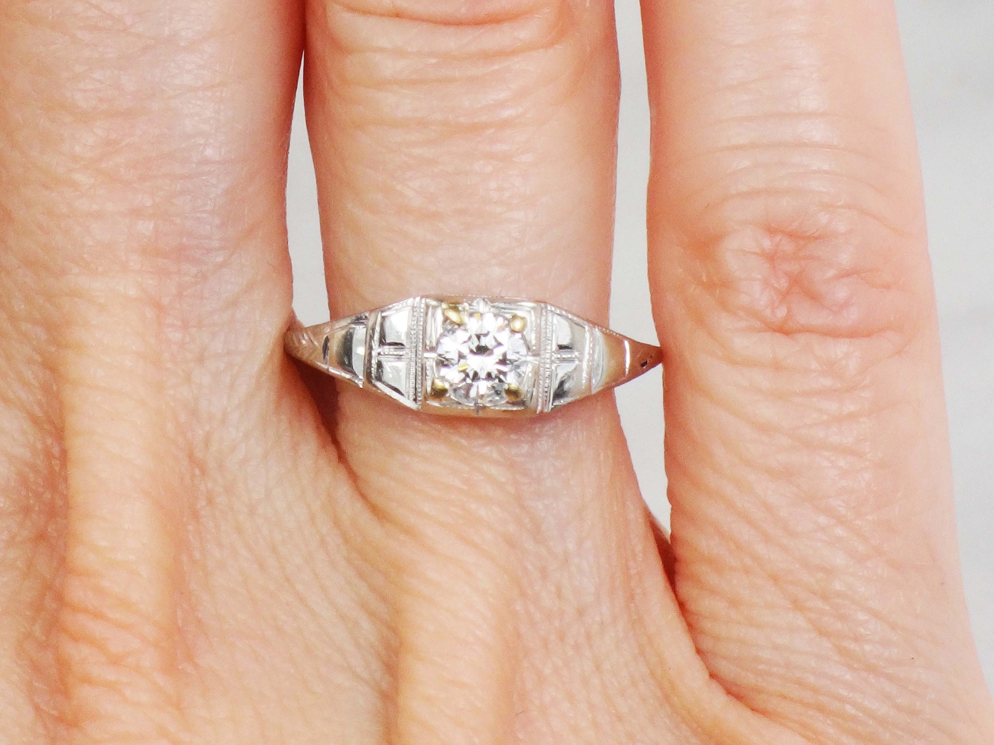 Art Deco 18k Gold Diamond Engagement Ring: Vintage 1930s Round Cut