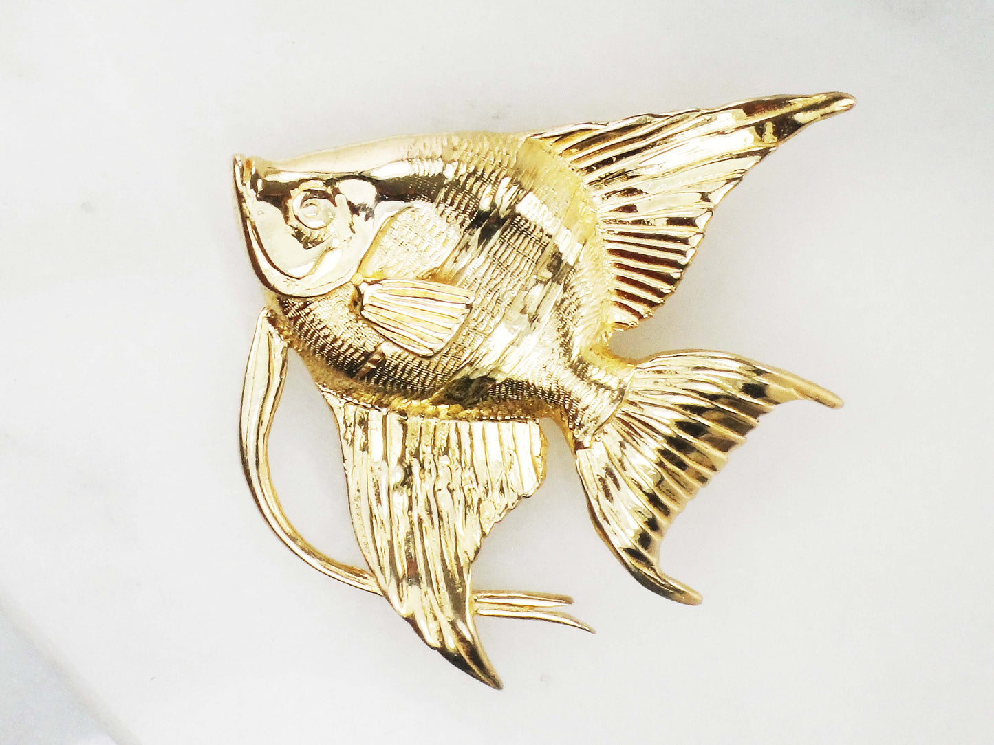 Vintage 14k Yellow Gold Angelfish Pendant: Heavy Nautical Charm