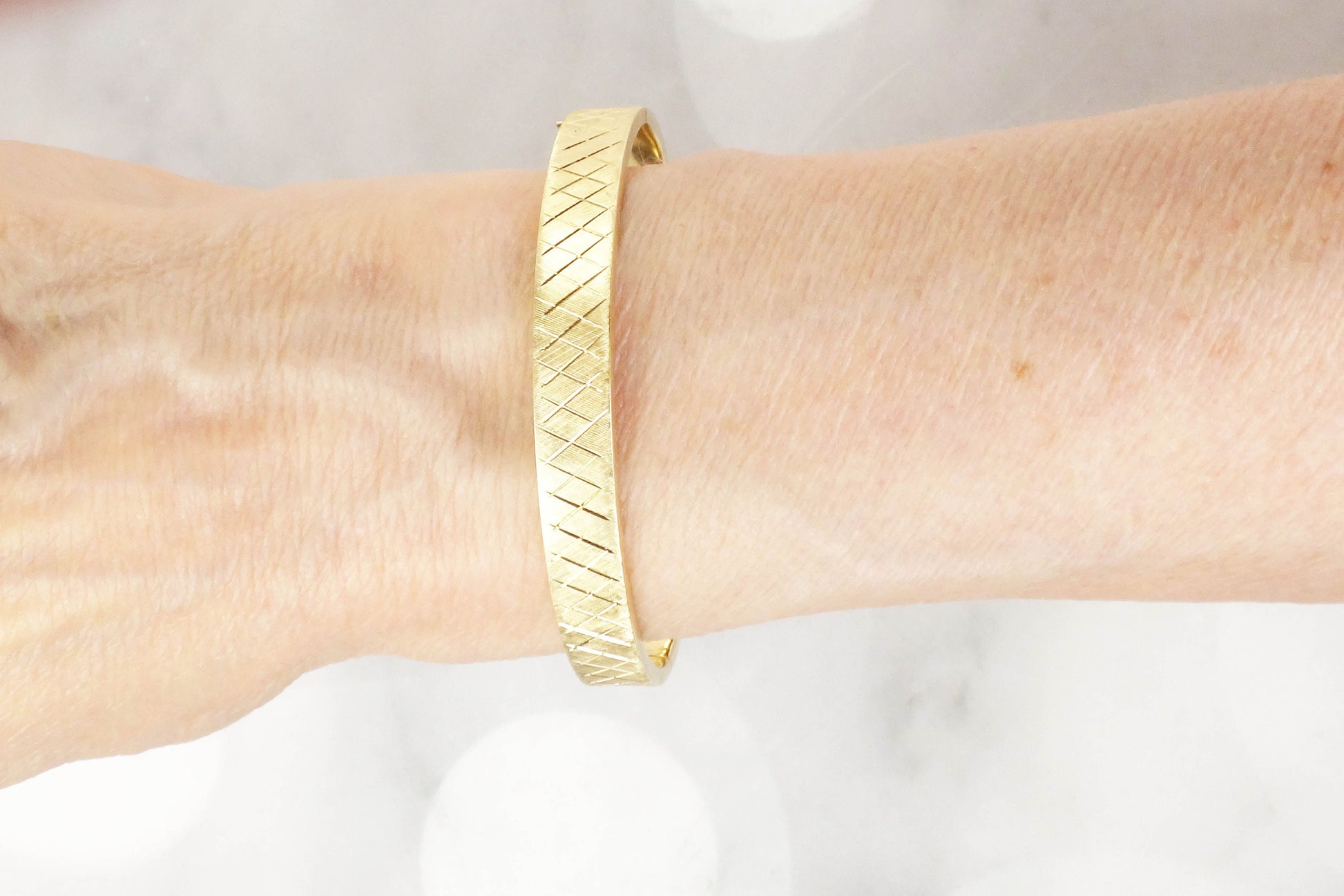 Vintage 14k Yellow Gold Bangle Bracelet: Engraved Crosshatch Design