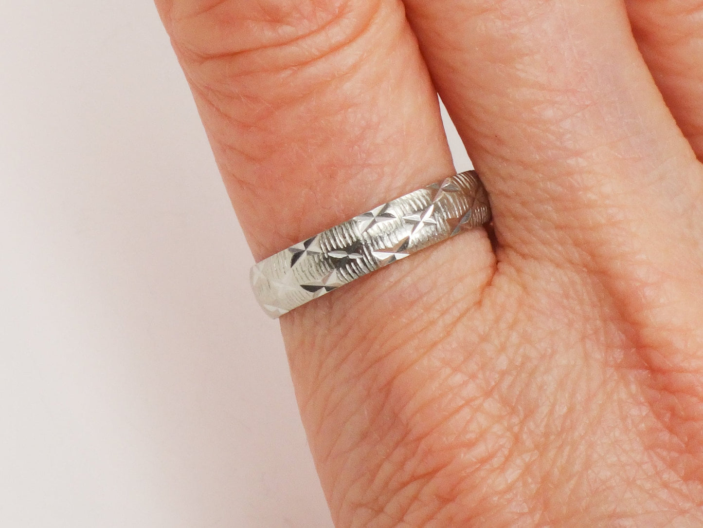 Vintage 18k White Gold Engraved Wedding Band - London Hallmarks, Size 8, 1970s