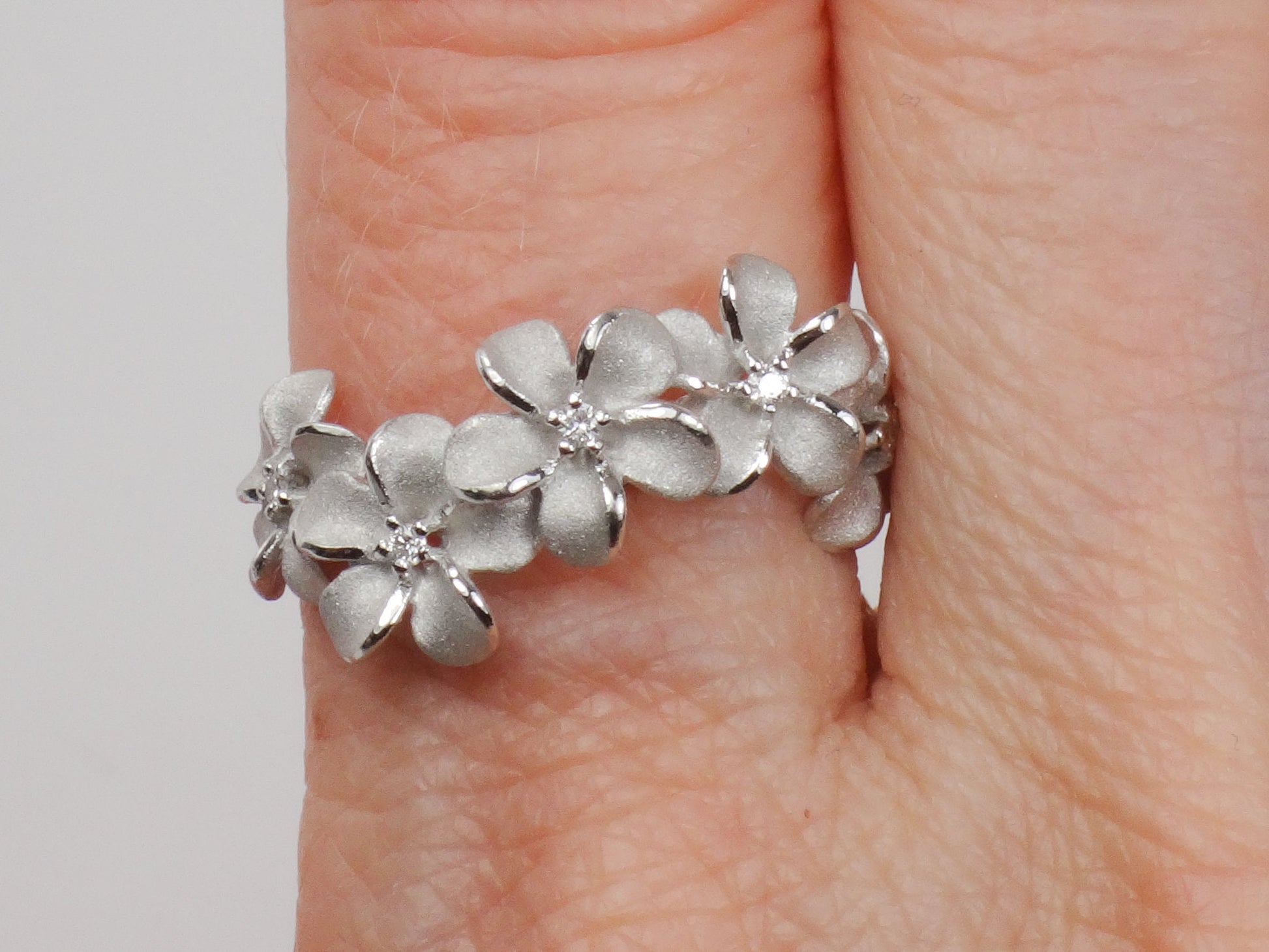 Vintage Denny Wong White Gold Diamond Five Plumeria Flower Ring Designer 14k Floral Band Size 6