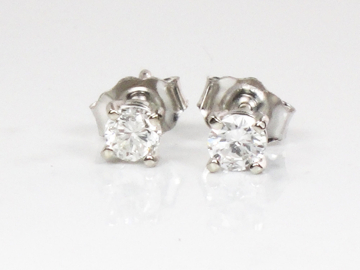 14k White Gold Diamond Stud Earrings: .28 TDW, 3.2mm