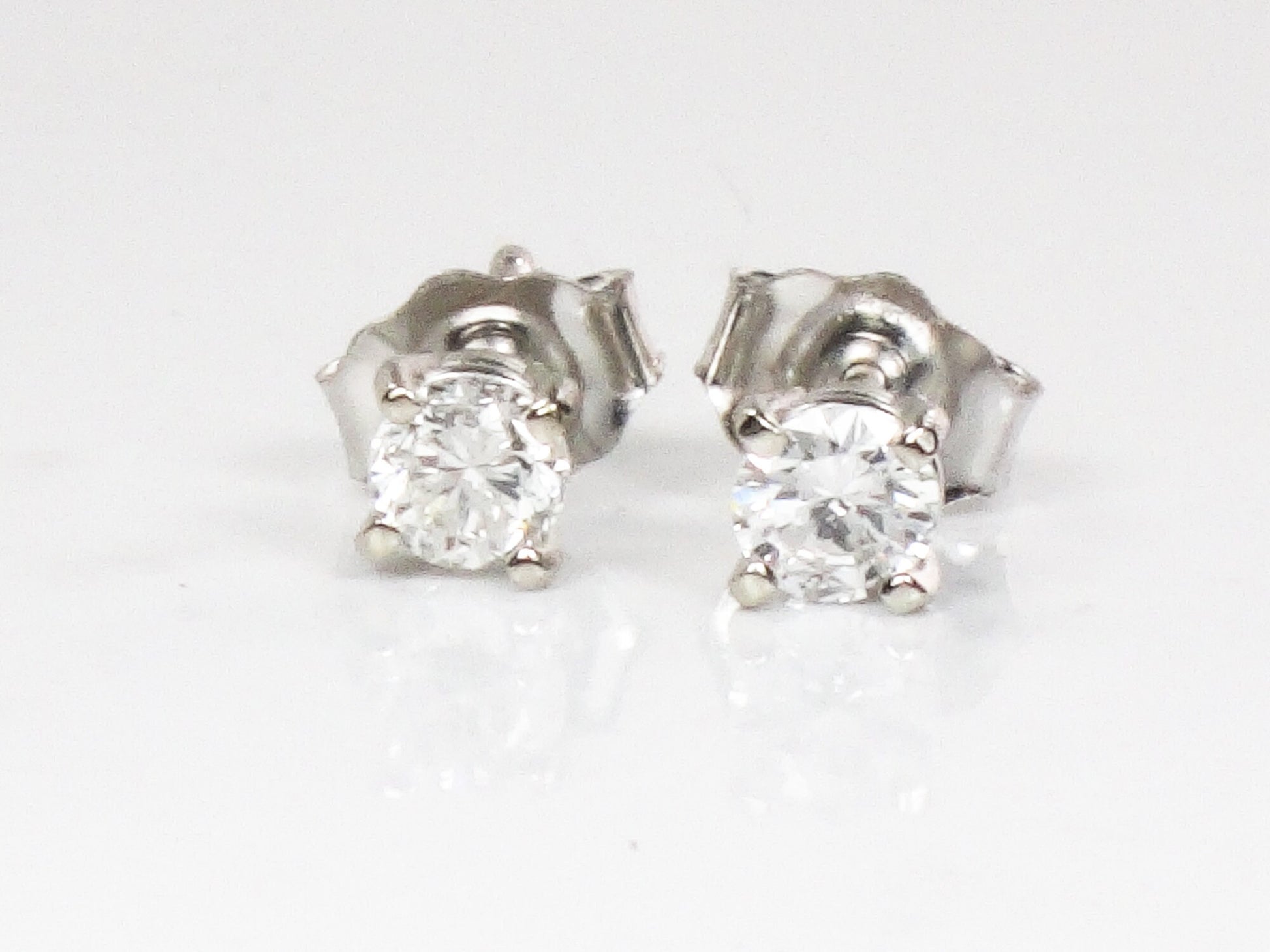 14k White Gold Diamond Stud Earrings: .28 TDW, 3.2mm