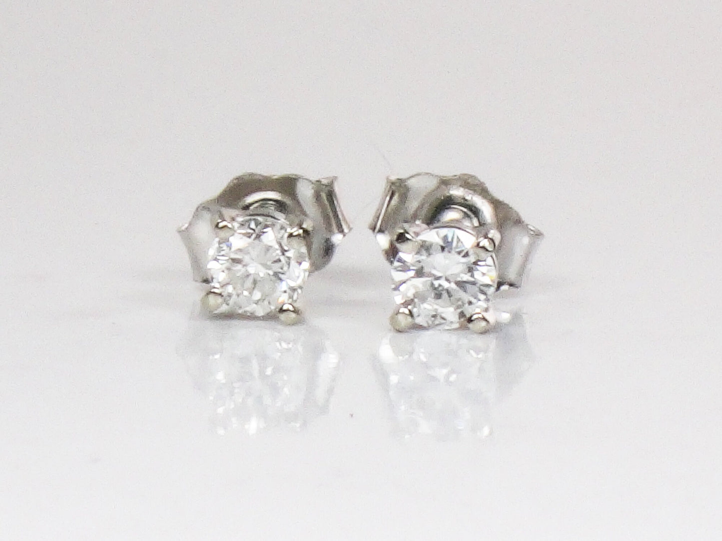 14k White Gold Diamond Stud Earrings: .28 TDW, 3.2mm