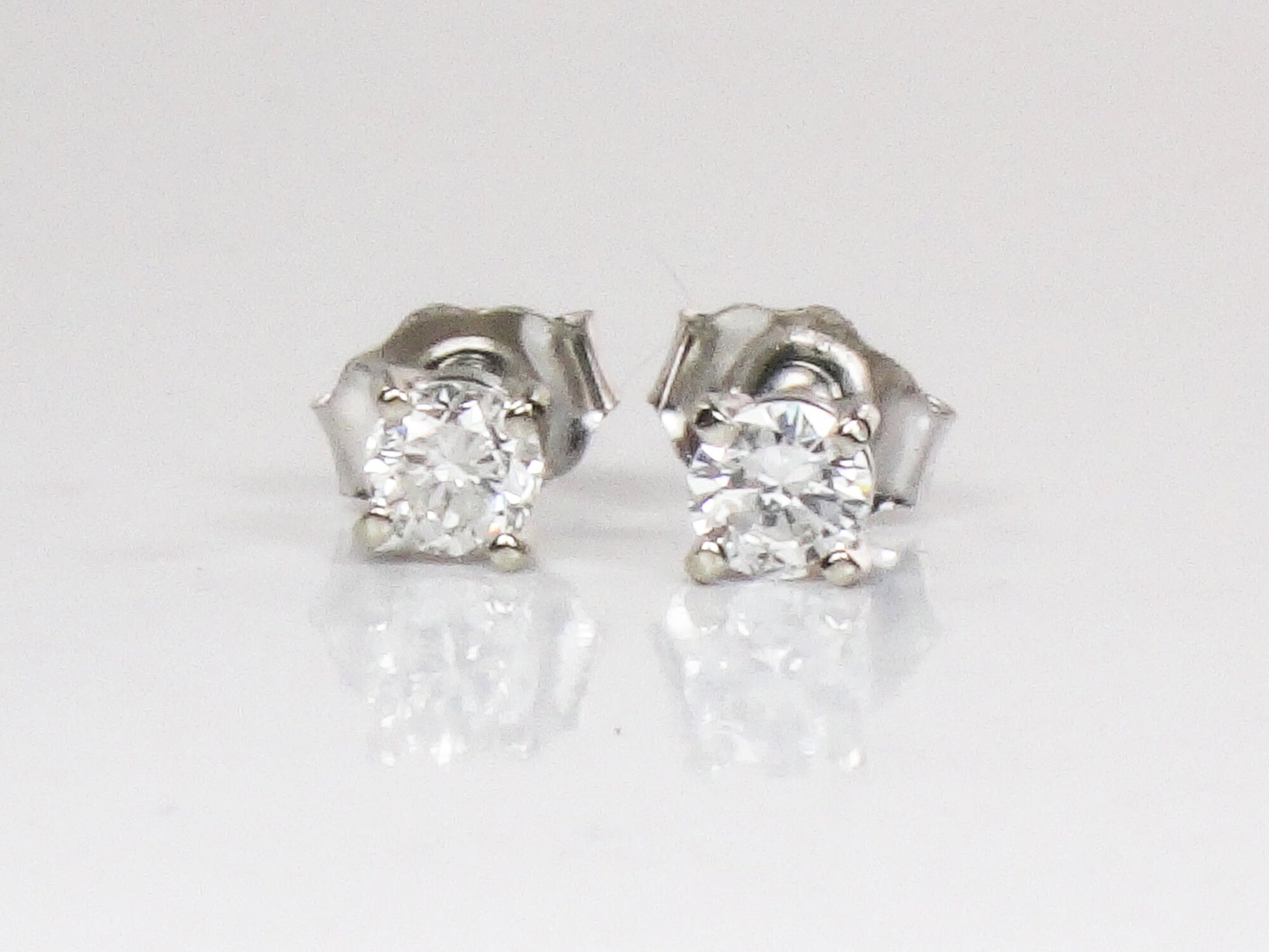 14k White Gold Diamond Stud Earrings: .28 TDW, 3.2mm