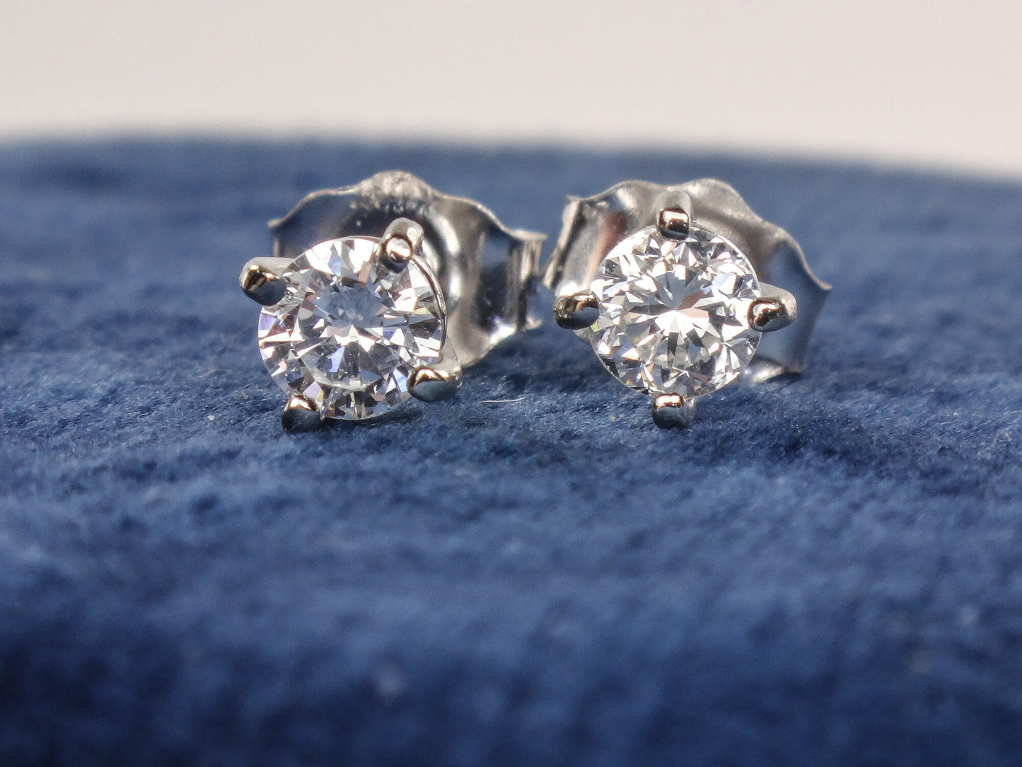 14k White Gold Diamond Stud Earrings: .28 TDW, 3.2mm