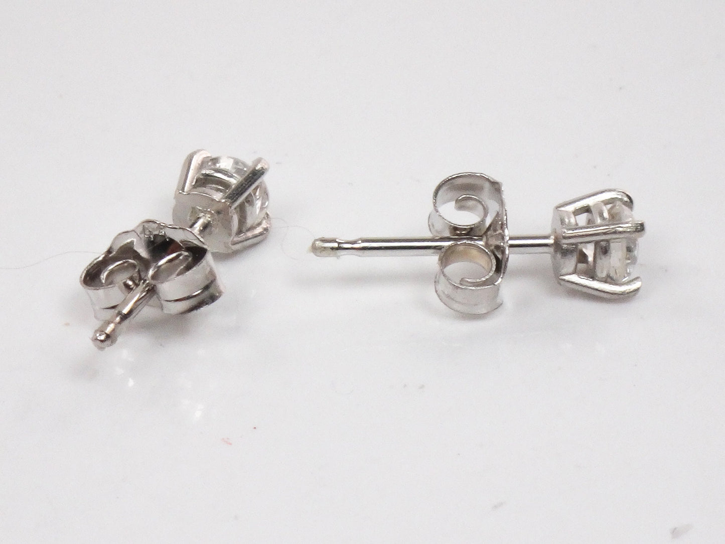 14k White Gold Diamond Stud Earrings: .28 TDW, 3.2mm