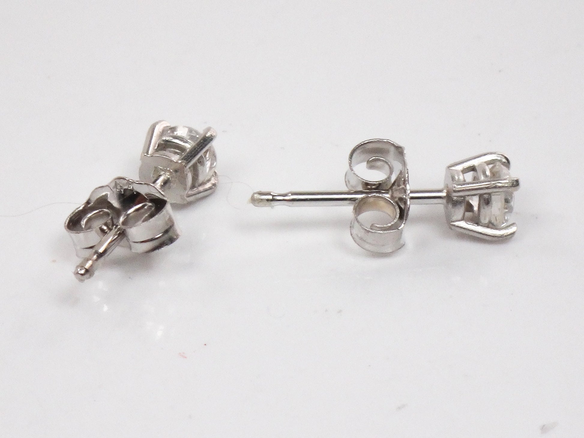14k White Gold Diamond Stud Earrings: .28 TDW, 3.2mm