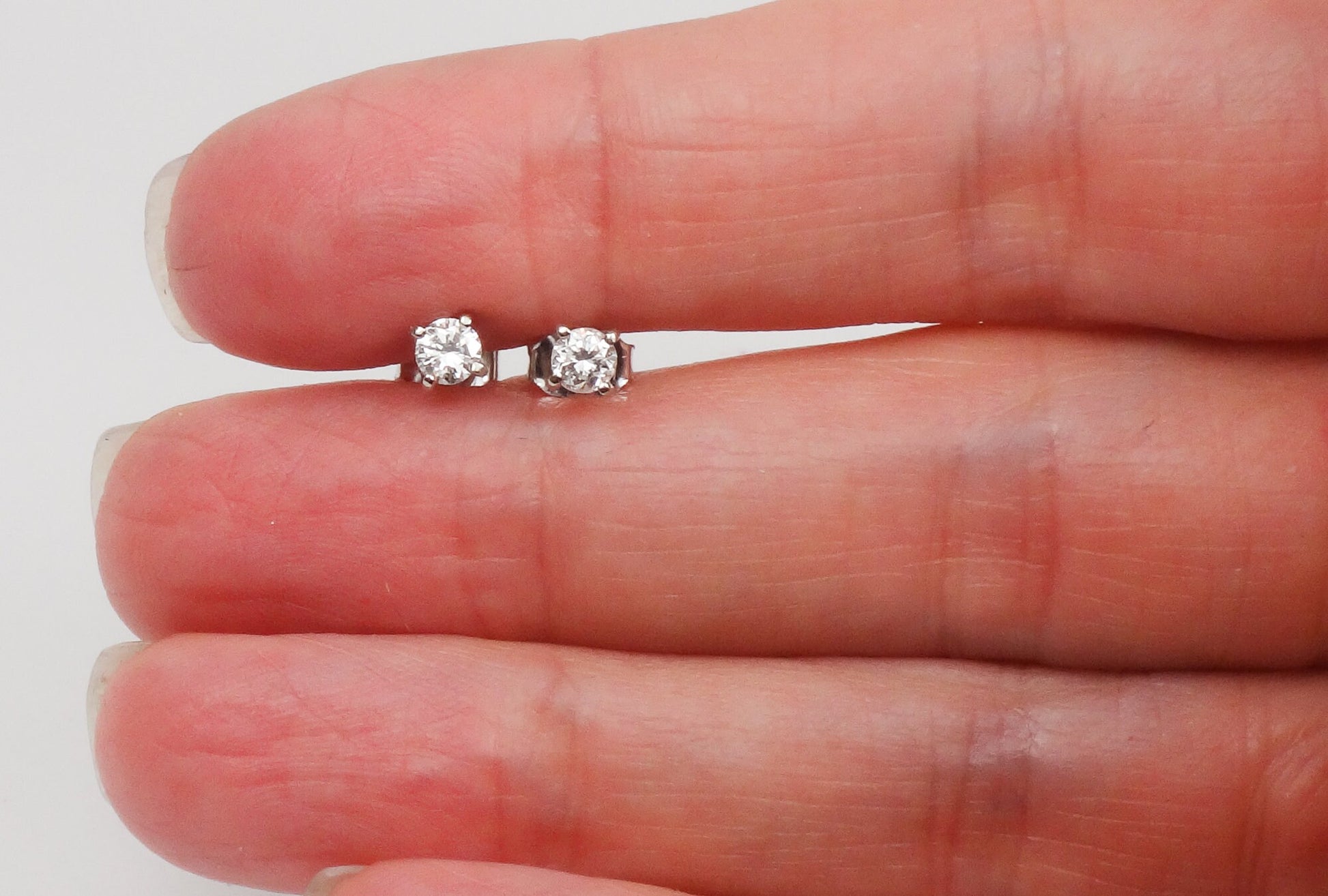 14k White Gold Diamond Stud Earrings: .28 TDW, 3.2mm