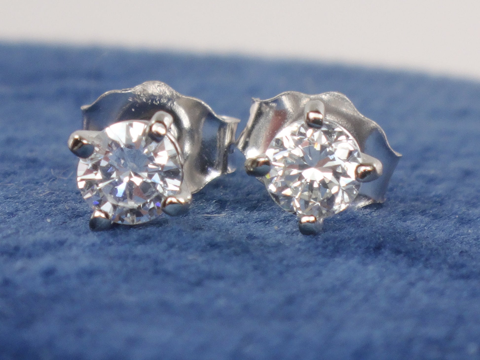 14k White Gold Diamond Stud Earrings: .28 TDW, 3.2mm