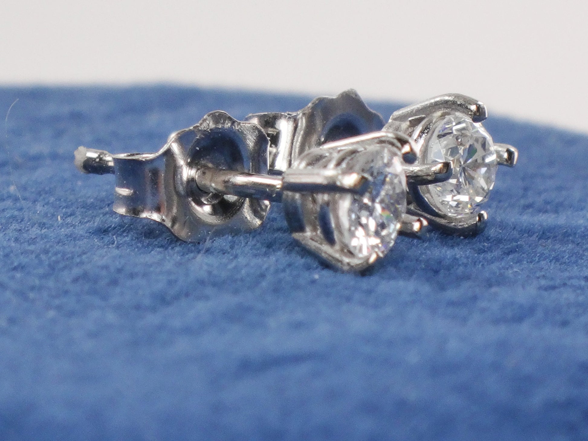 14k White Gold Diamond Stud Earrings: .28 TDW, 3.2mm