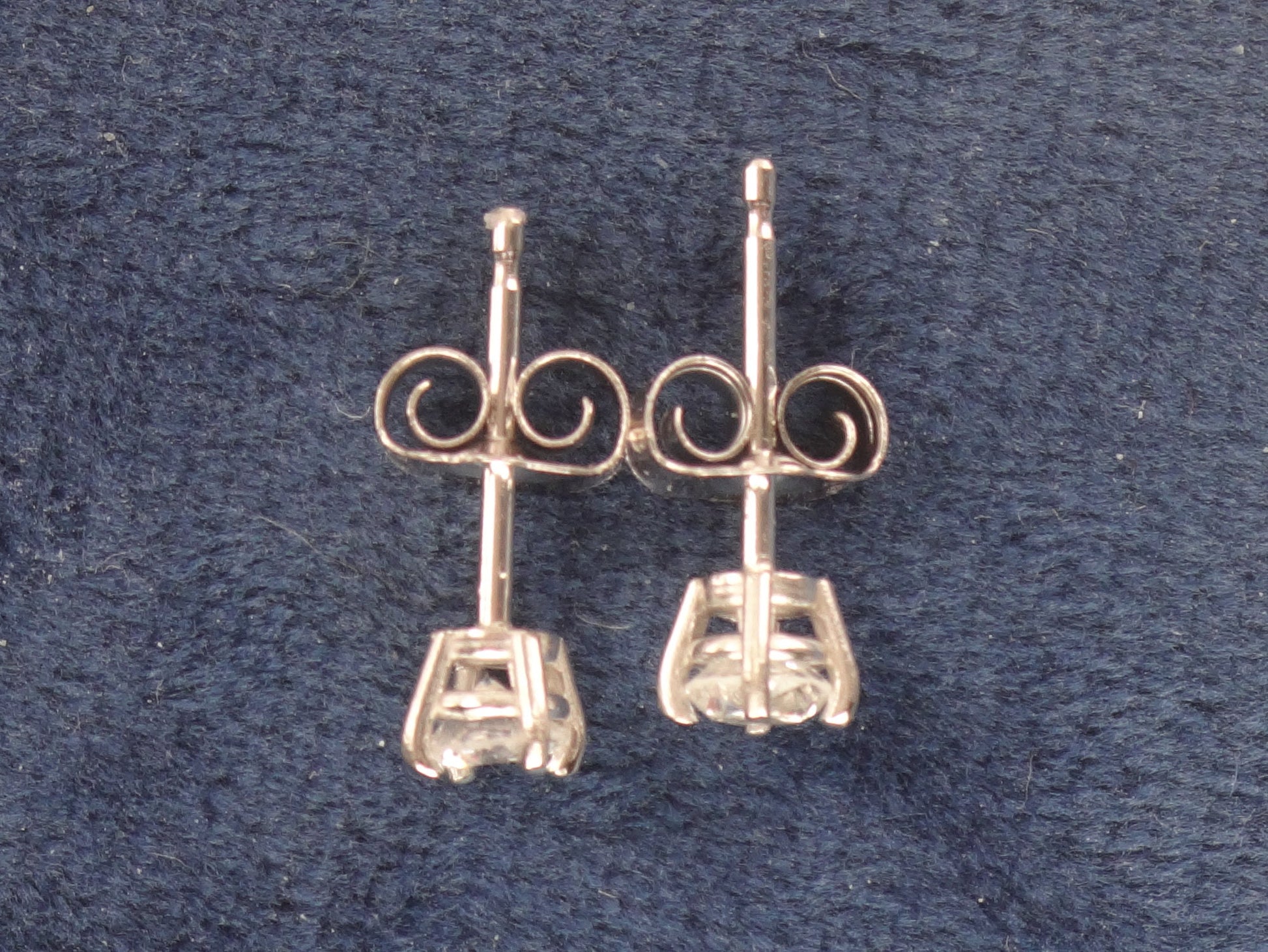 14k White Gold Diamond Stud Earrings: .28 TDW, 3.2mm