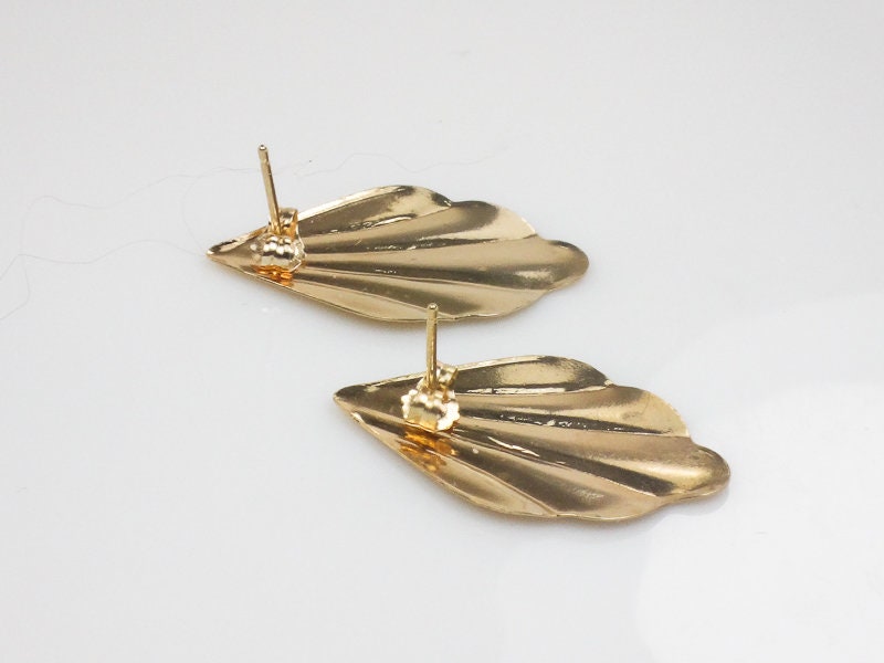 Vintage 14k Yellow Gold Leaf or Fan Shape Stud Earrings