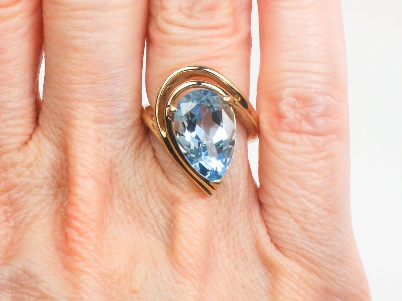Vintage Modern 10k Yellow Gold Pear Shaped Blue Topaz Ring Blue December Birthstone Size 4.5