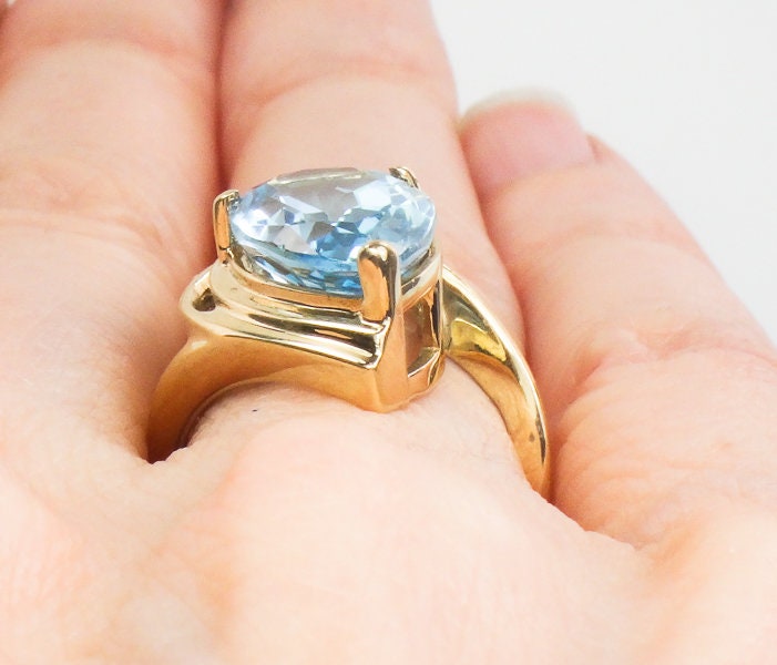 Vintage Modern 10k Yellow Gold Pear Shaped Blue Topaz Ring Blue December Birthstone Size 4.5