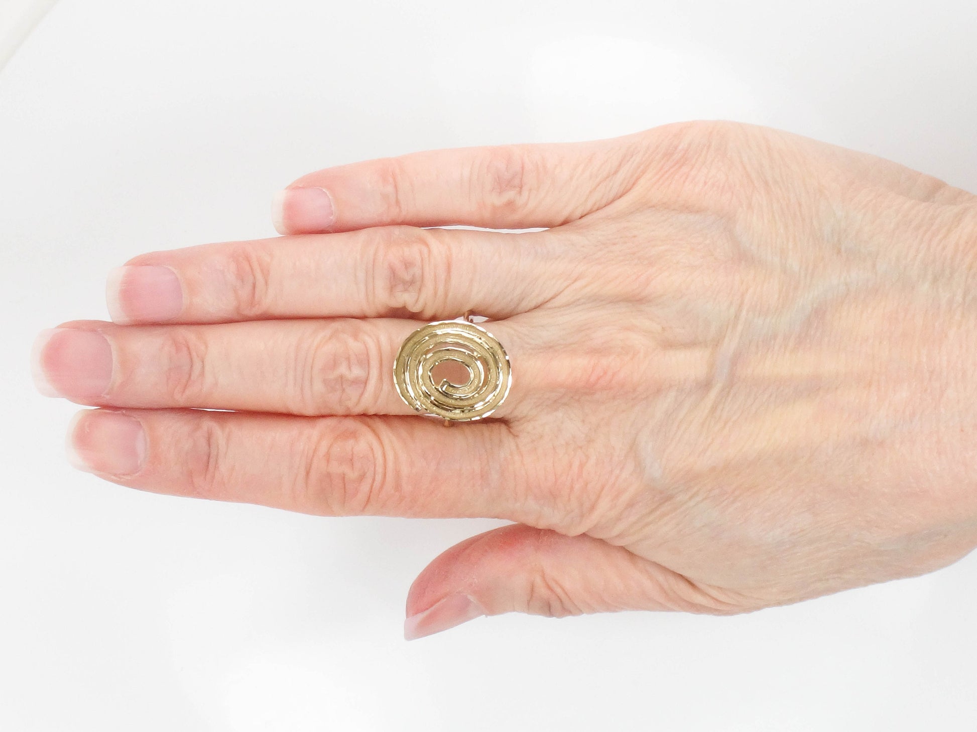 Vintage 14k Solid Yellow Gold Swirl Ring with Modern Style Size 6.75