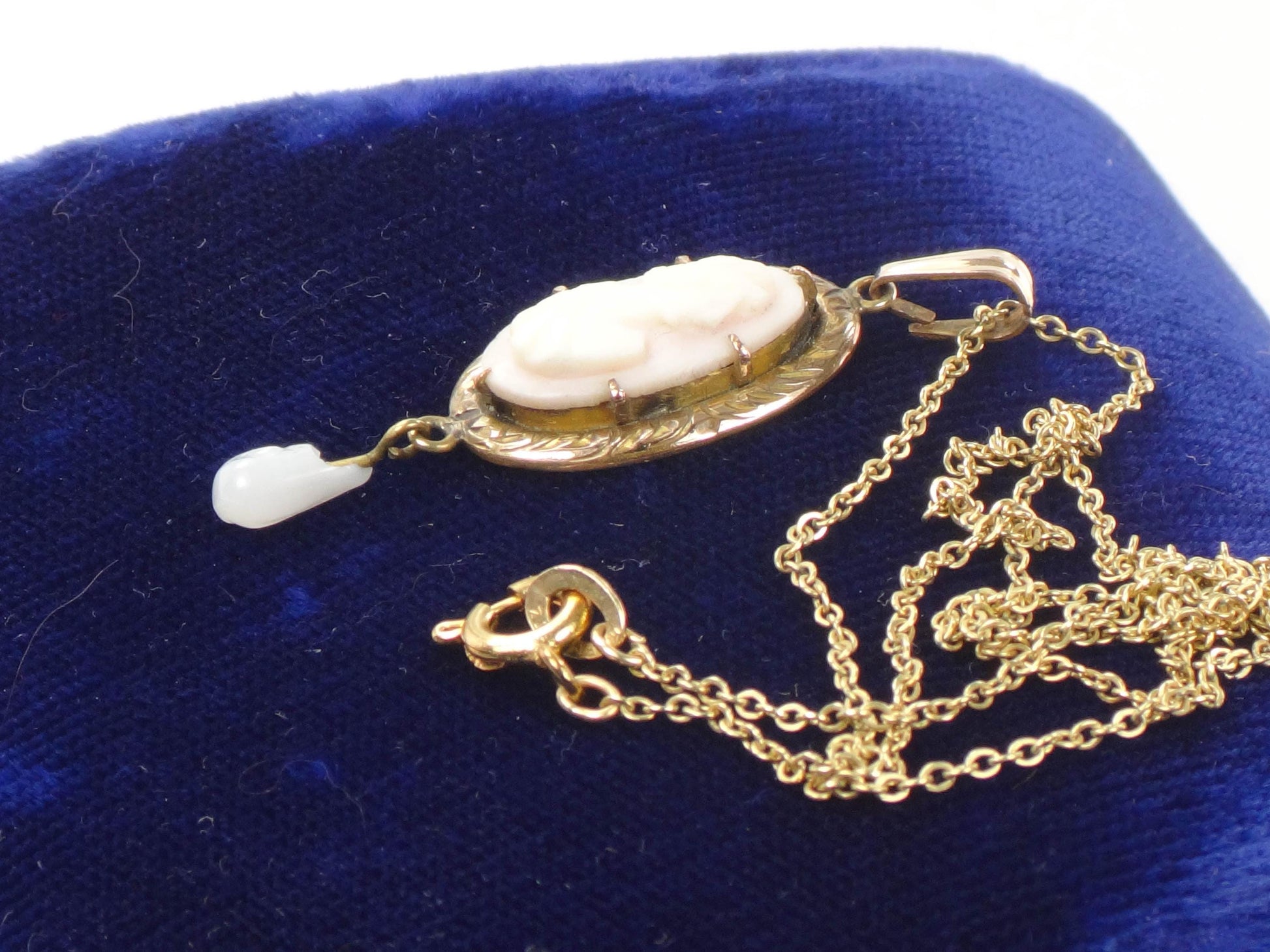Vintage Gold Tone Cameo Lavalier Pendant Necklace 17"