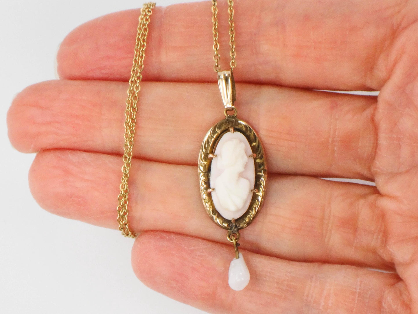 Vintage Gold Tone Cameo Lavalier Pendant Necklace 17"