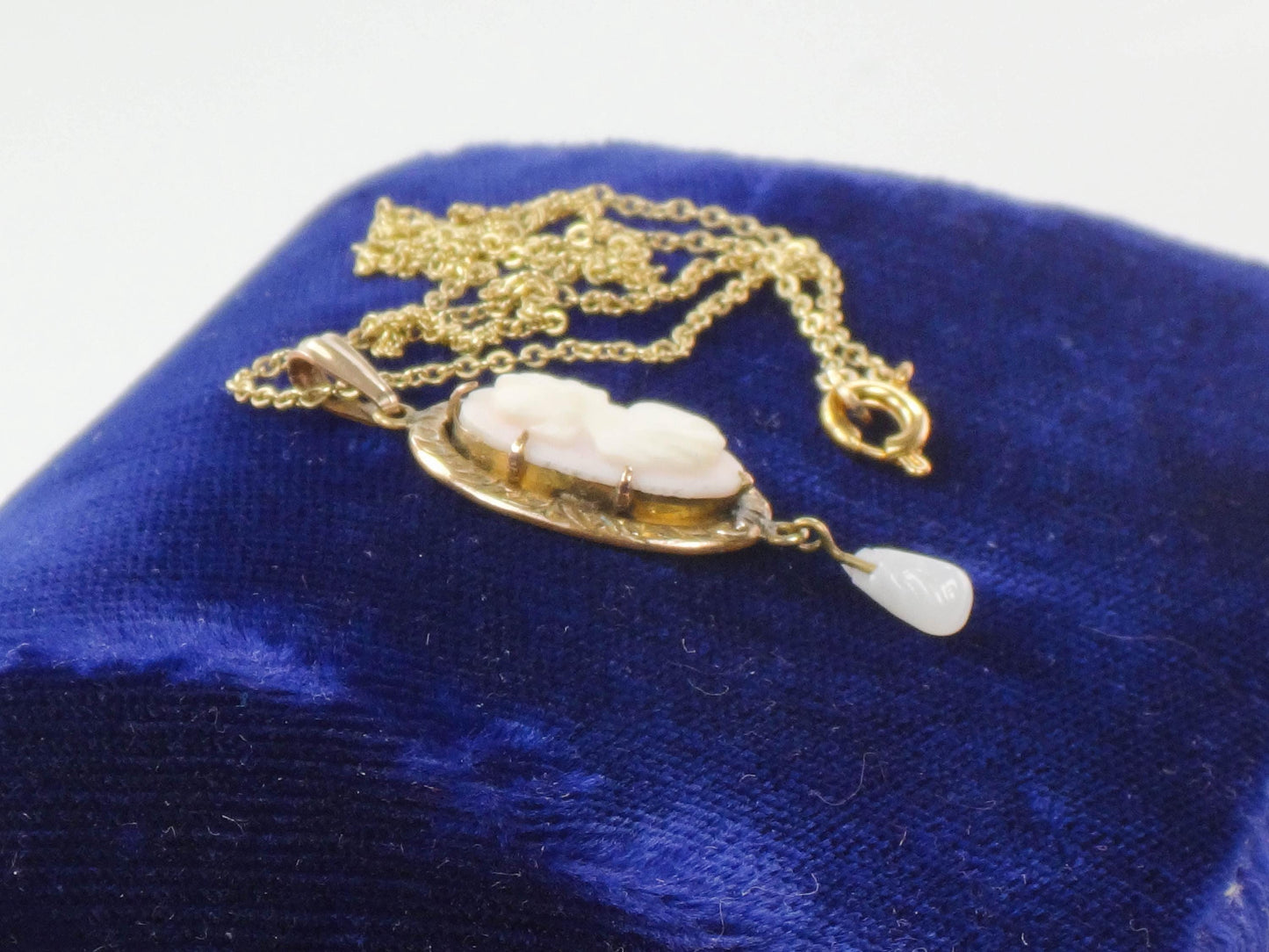 Vintage Gold Tone Cameo Lavalier Pendant Necklace 17"