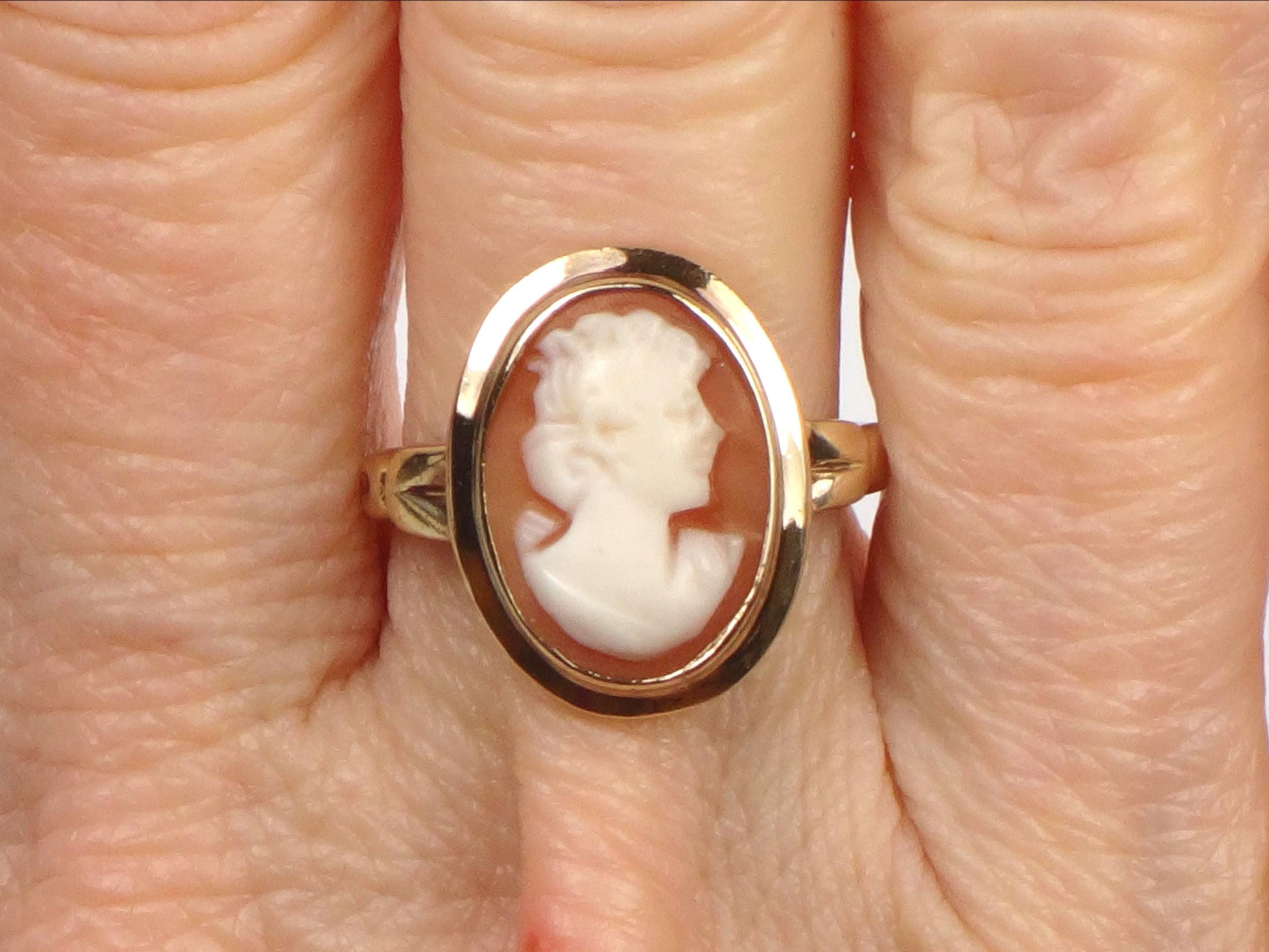 Vintage 10k Yellow Gold Cameo Ring: 1960's Oval Carved Shell, Size 6.25
