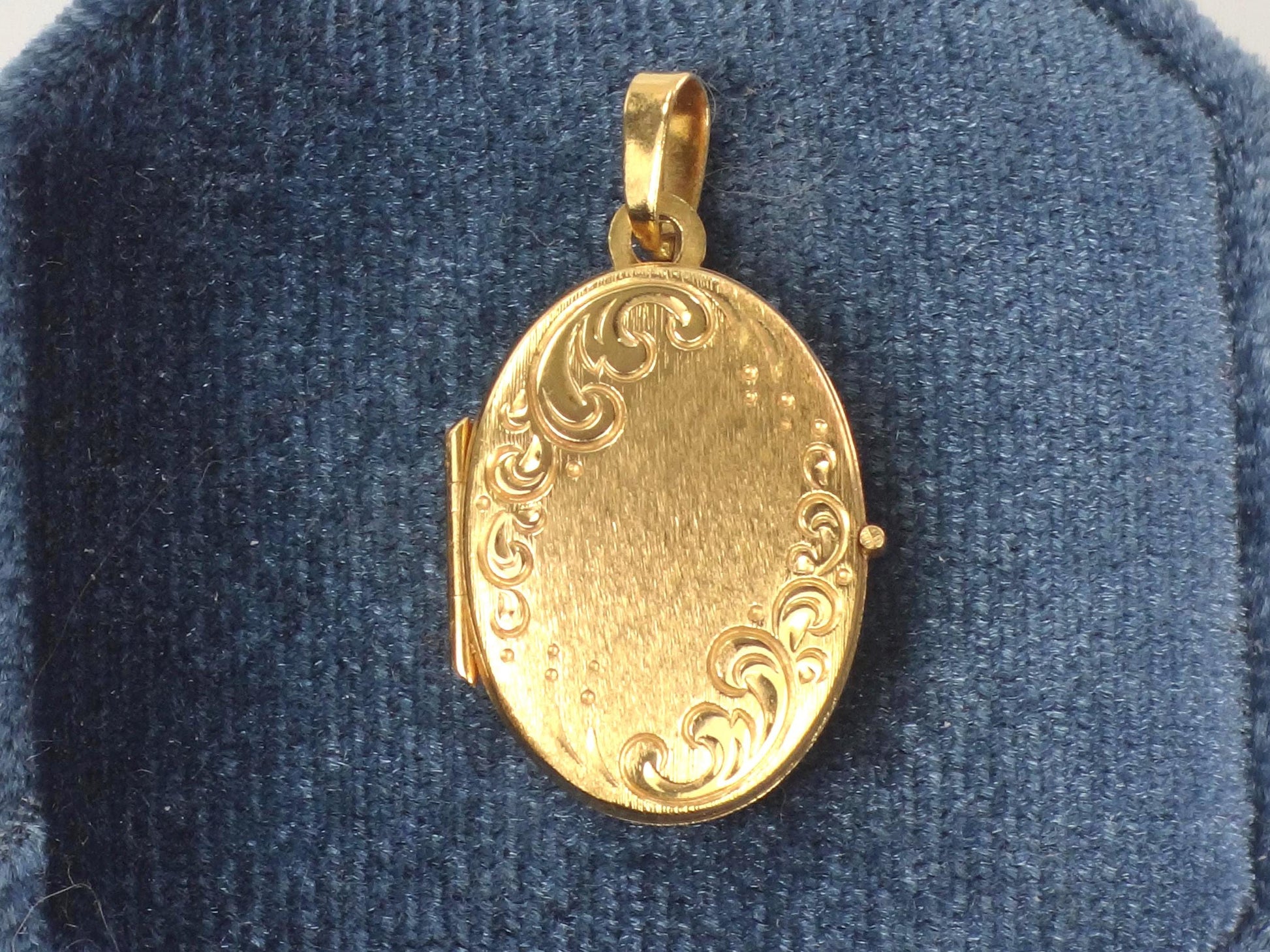 Vintage Art Nouveau Style Gold Locket, 19.2k Portuguese Oval Floral Pendant