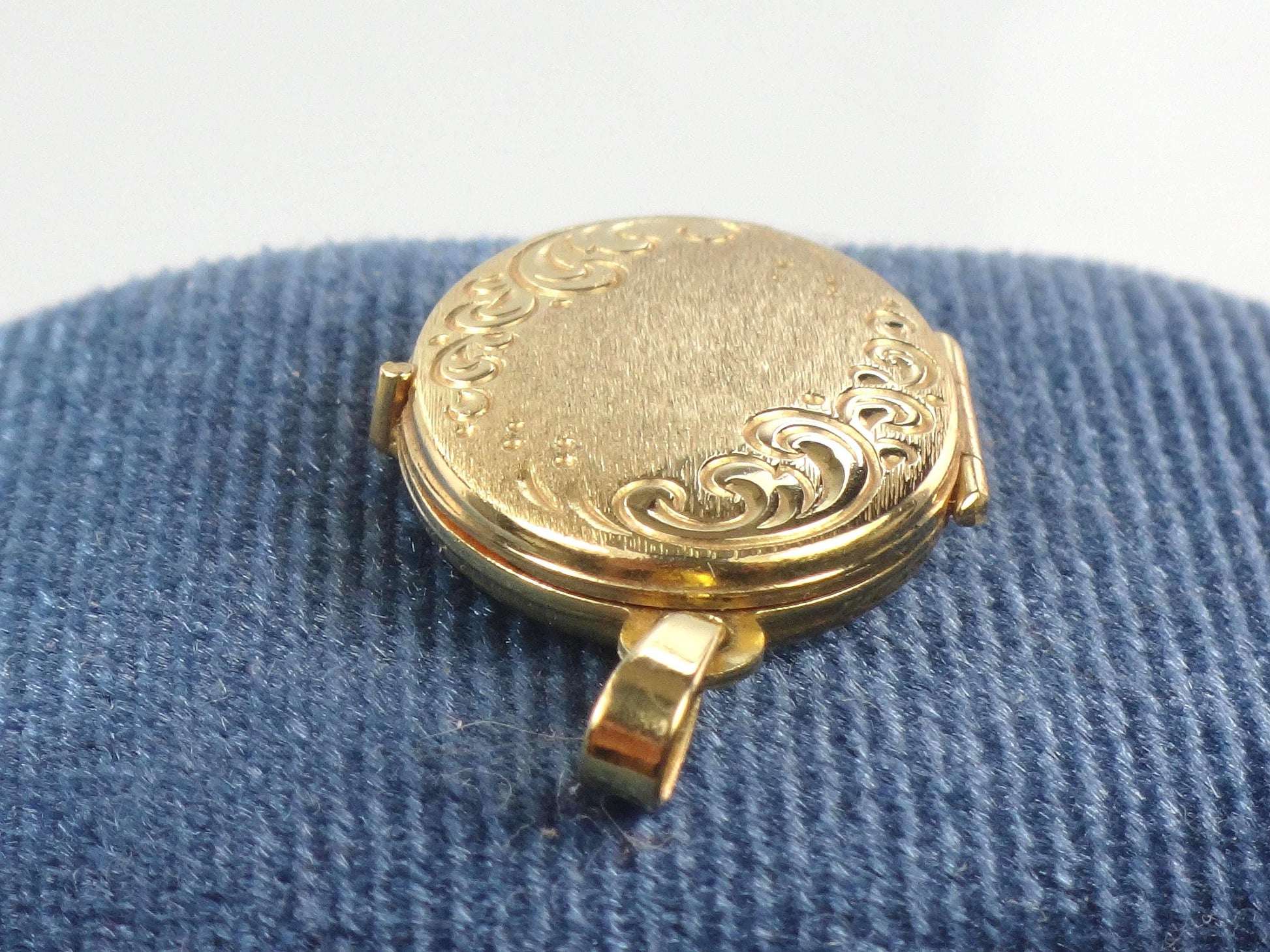 Vintage Art Nouveau Style Gold Locket, 19.2k Portuguese Oval Floral Pendant