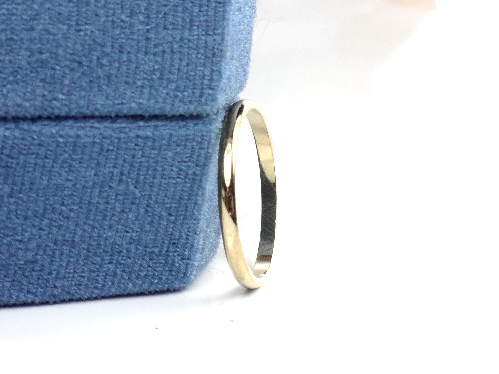 Vintage 14k Yellow Gold ArtCarved Wood Wedding Band, Thin 1.9 MM Stacking Ring, Size 9