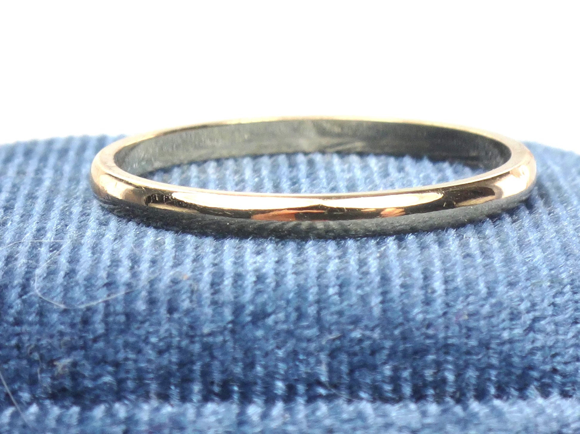 Vintage 14k Yellow Gold ArtCarved Wood Wedding Band, Thin 1.9 MM Stacking Ring, Size 9