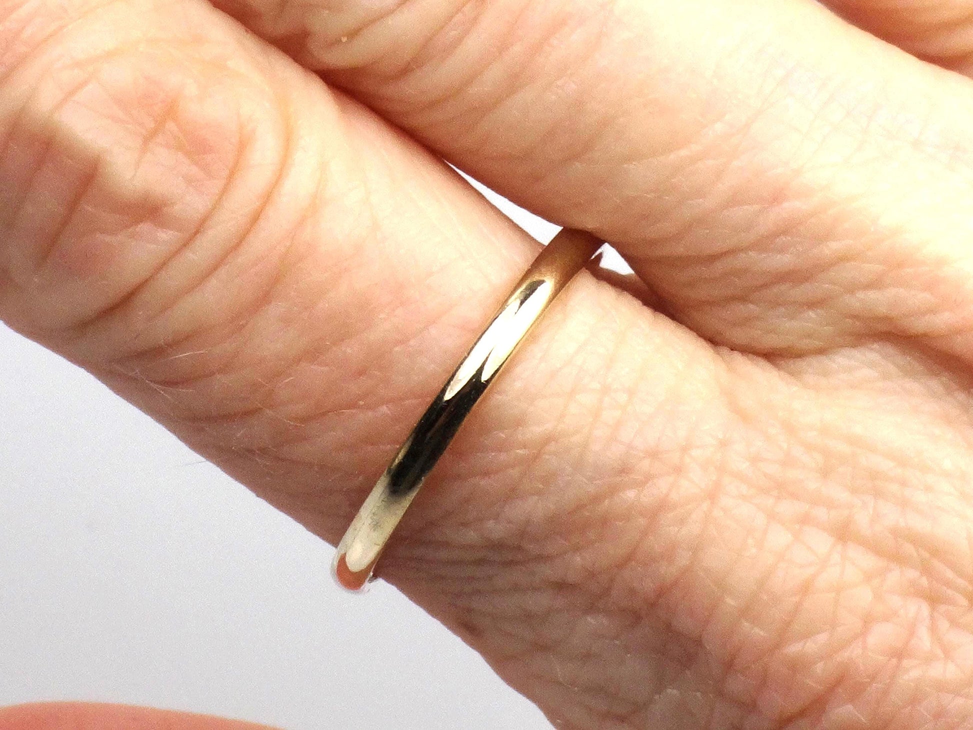 Vintage 14k Yellow Gold ArtCarved Wood Wedding Band, Thin 1.9 MM Stacking Ring, Size 9