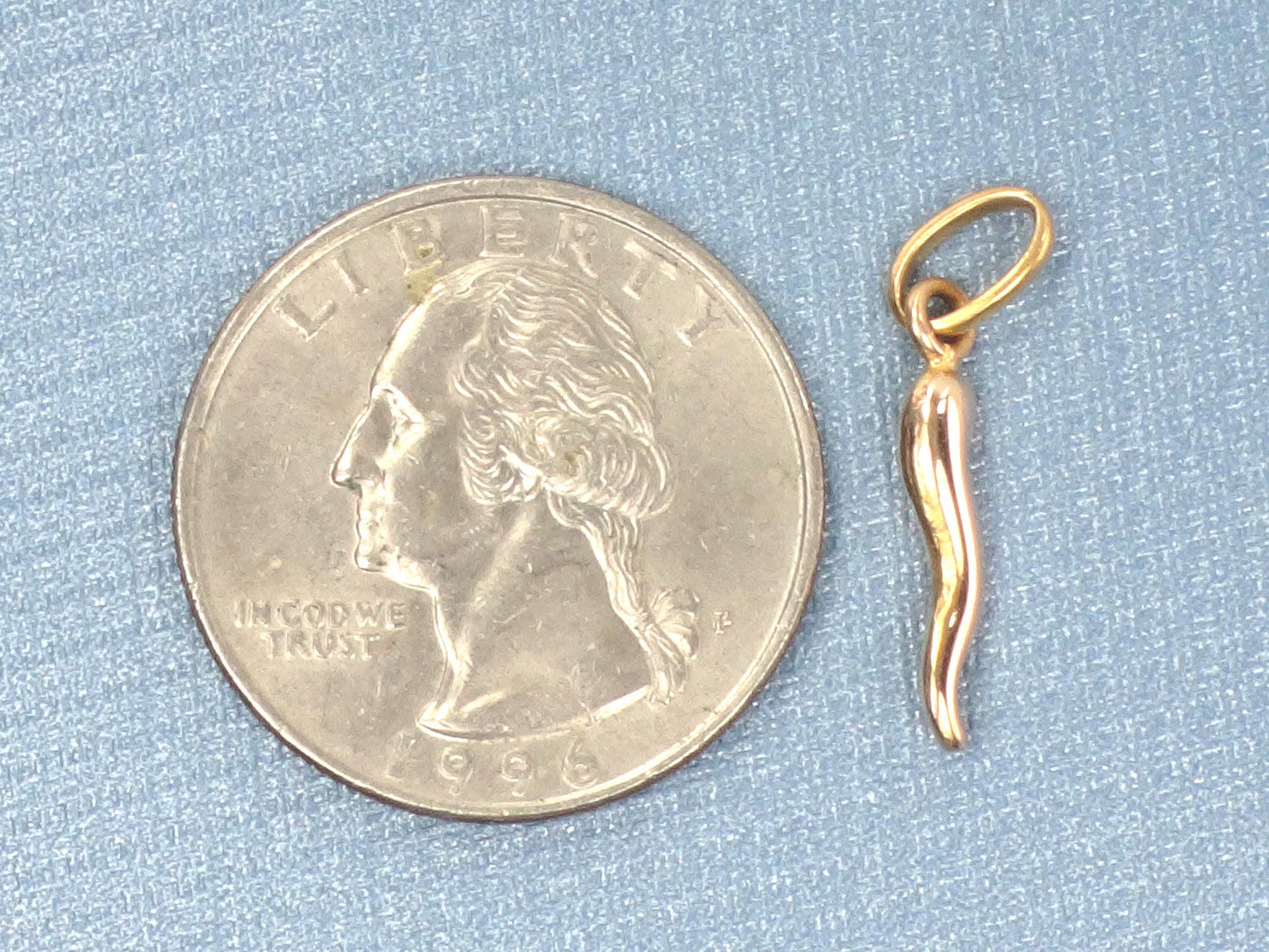 Vintage Small 18k Yellow Gold Italian Horn, Good Luck Charm Cornicello Pendant