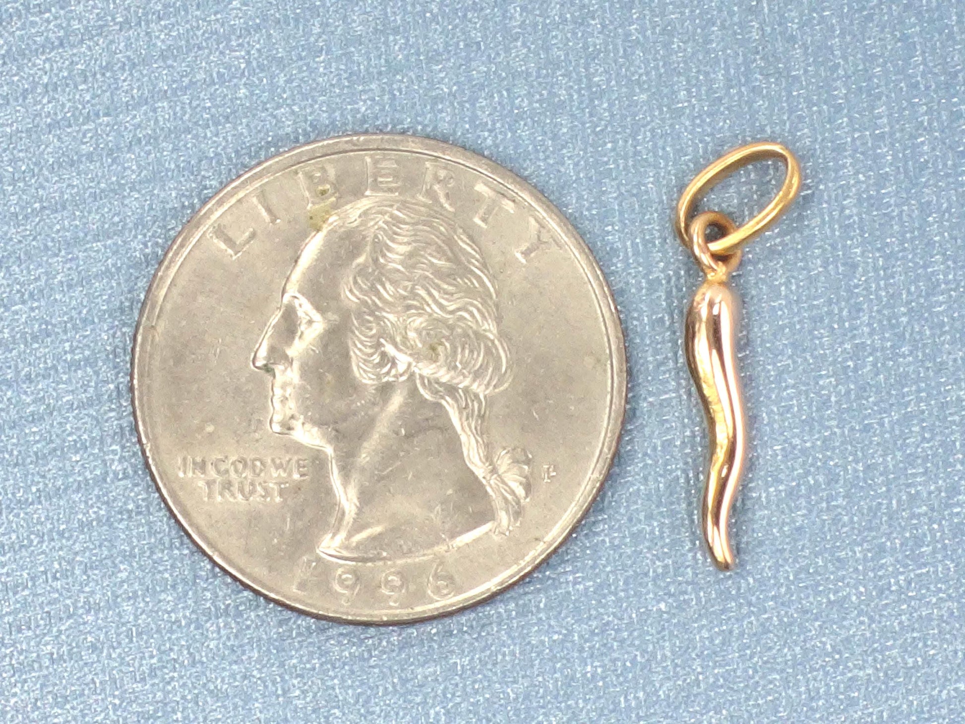 Vintage Small 18k Yellow Gold Italian Horn, Good Luck Charm Cornicello Pendant