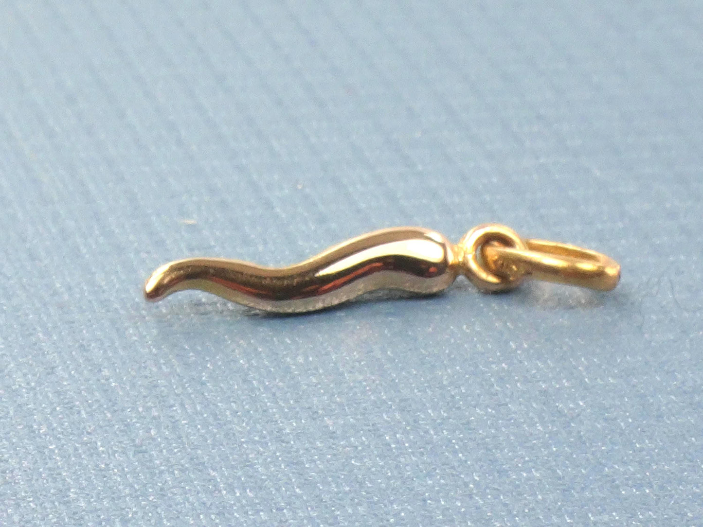 Vintage Small 18k Yellow Gold Italian Horn, Good Luck Charm Cornicello Pendant